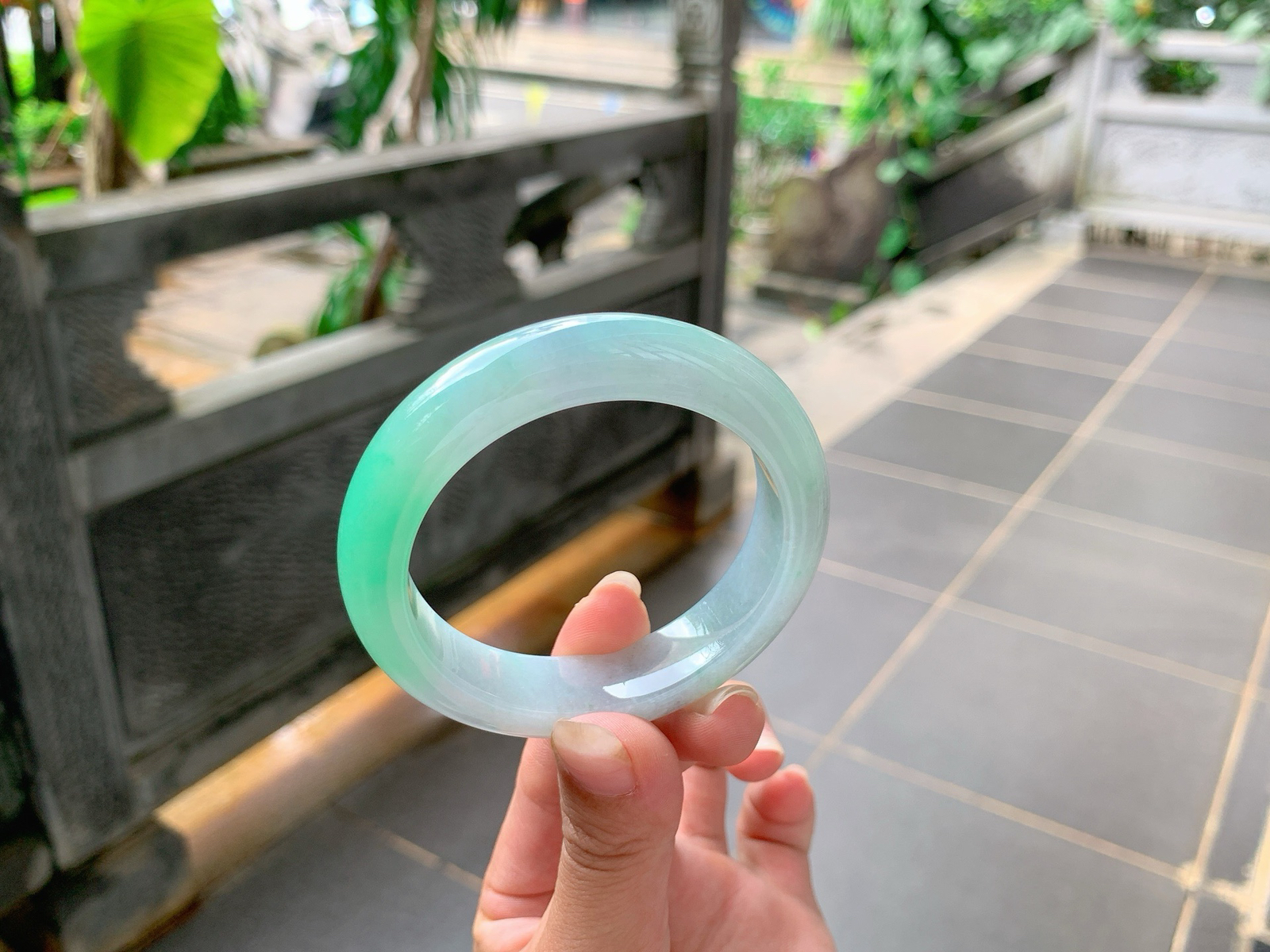 ｜53圈口
白底青，一截辣辣的色，底妆飘点乌鸡，形成一幅带有色彩的山水画卷