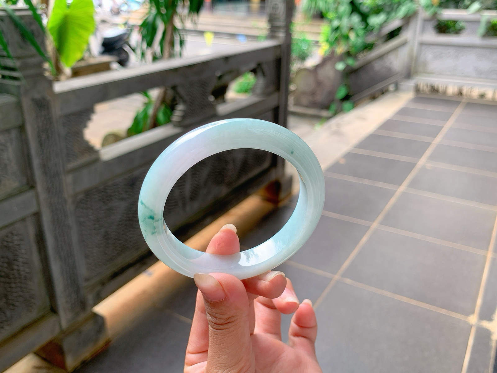 ｜57圈口
冰飘蓝花翡翠手镯，花色晕开灵动轻盈，底妆细腻柔和，