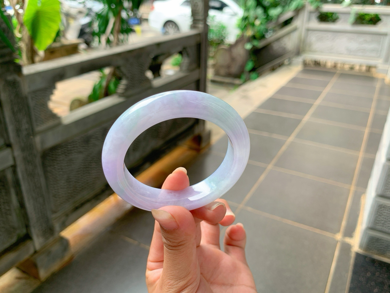 ｜53圈口
春彩手镯，仙仙粉粉的，色彩娇嫩明亮，像一条飘舞的裙摆，