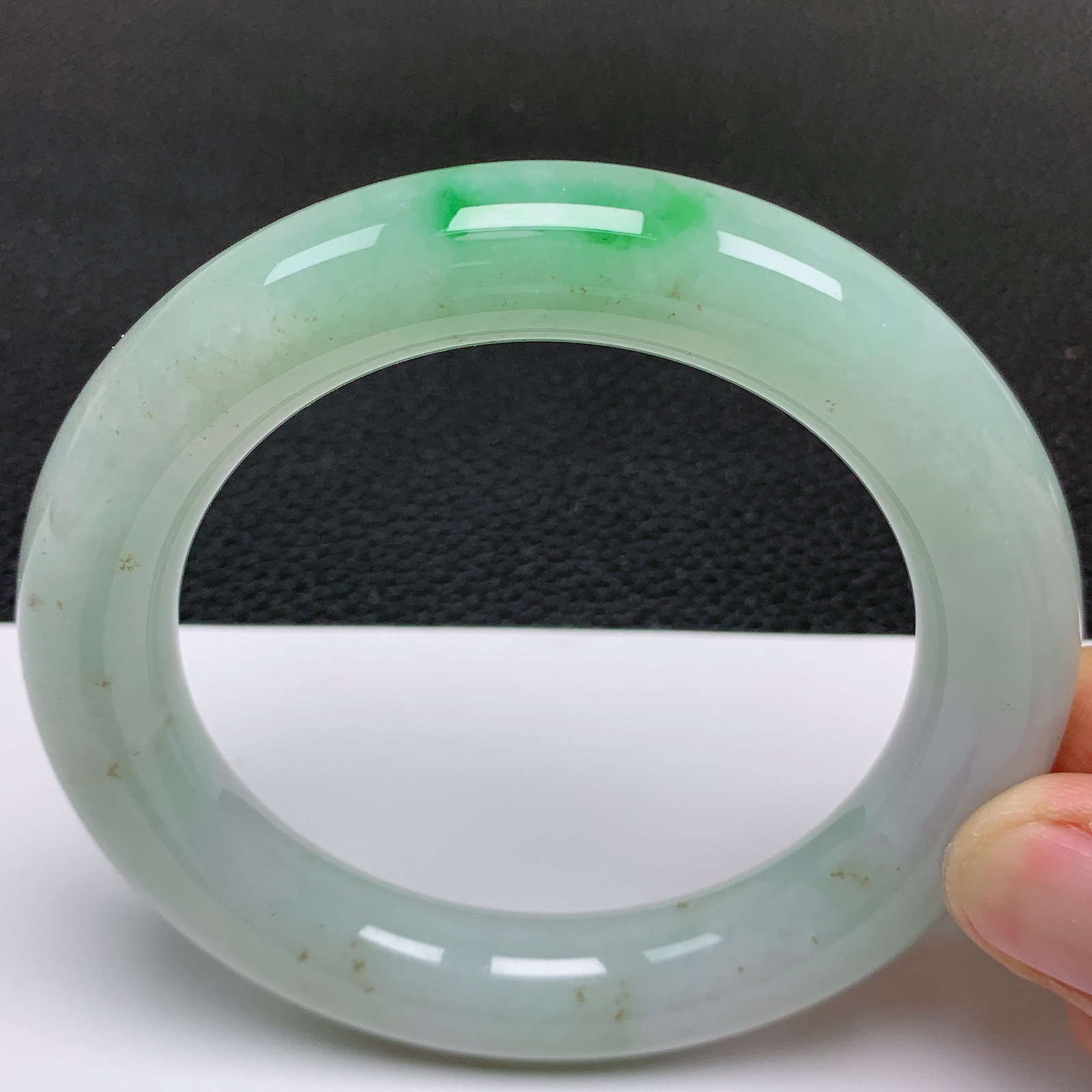 大圈口60～61 天然翡翠老坑冰润双彩飘绿胖圆条手镯 尺寸60.5*12.8*13mm