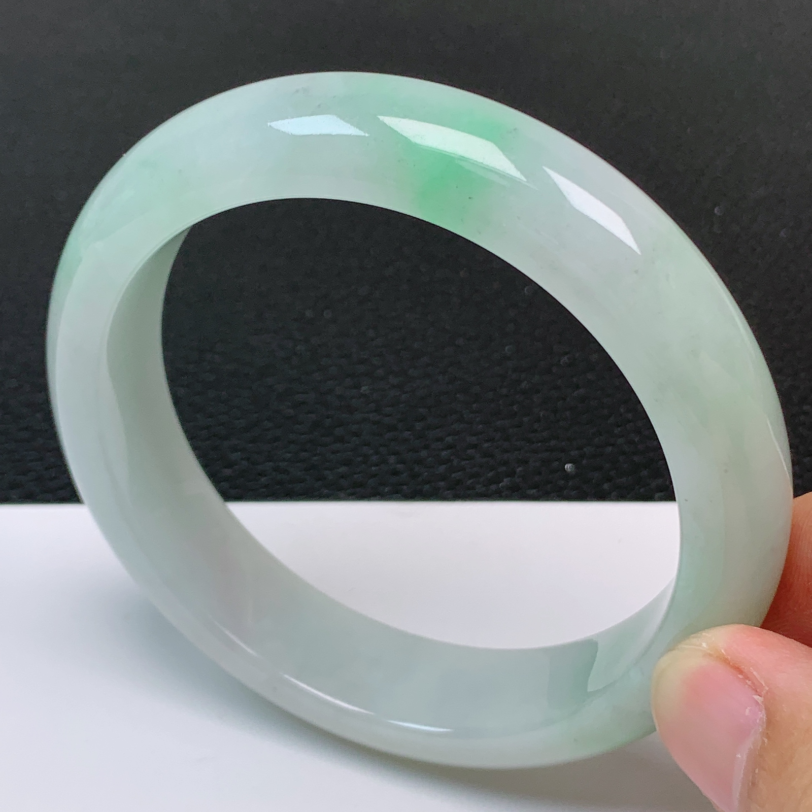 圈口61～62 天然翡翠老坑细腻飘绿正圈手镯 尺寸61.8*15*9.3mm