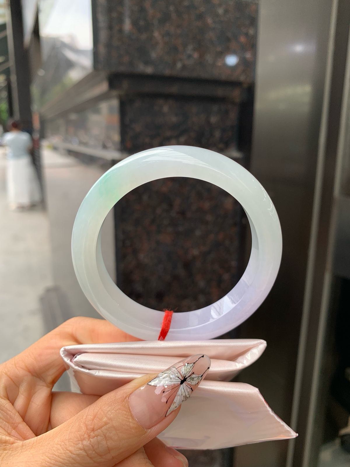 淡春彩正圈
56.1-8.9-12.2
0328-563-256
打灯细纹，不影响，底妆细腻，半圈冰晴色碰上半圈冰紫色，像是融化了的春天，所有的美好交织在一起，让人心生宁静而淡淡的欢喜。