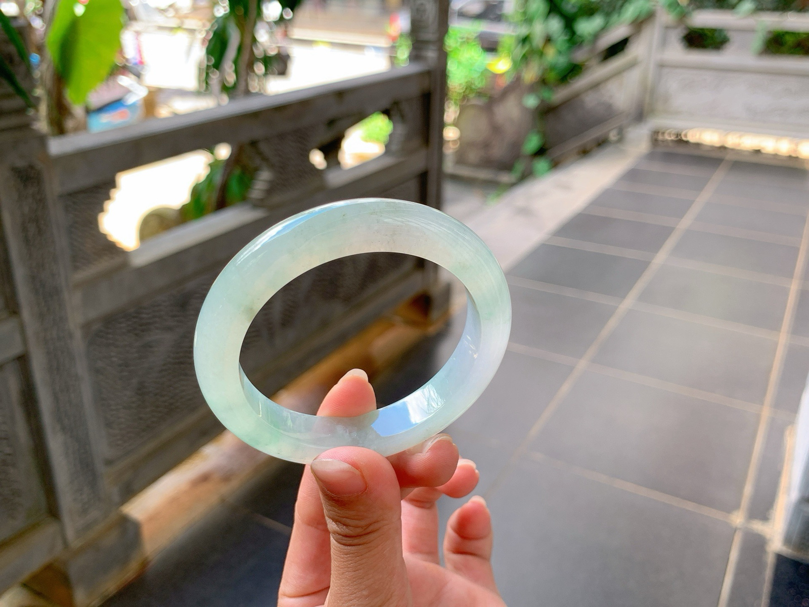｜54圈口
冰晴底，飘金丝绿花，种老胶透，伴随着乌鸡花在飘逸，别有一番风味