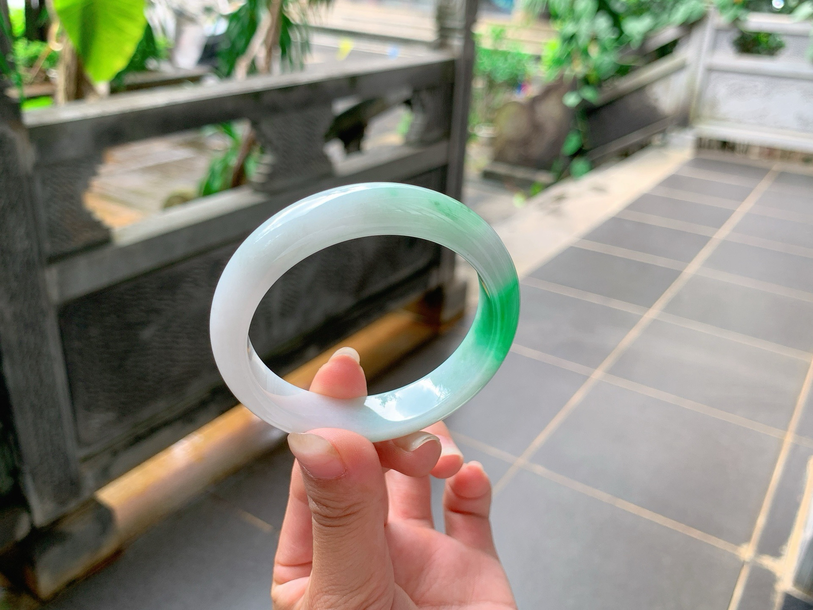 ｜53圈口
白底青，飘阳绿花，底妆白净细腻，色泽鲜艳大气，