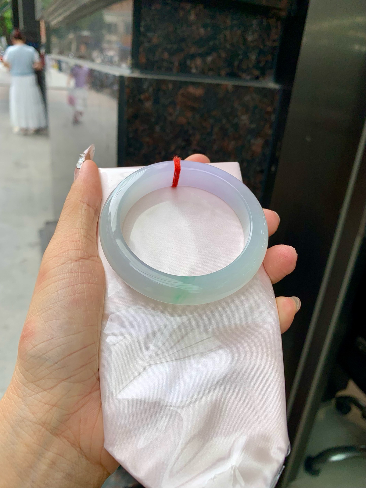 淡春彩正圈
56.1-8.9-12.2
0328-563-256
打灯细纹，不影响，底妆细腻，半圈冰晴色碰上半圈冰紫色，像是融化了的春天，所有的美好交织在一起，让人心生宁静而淡淡的欢喜。
