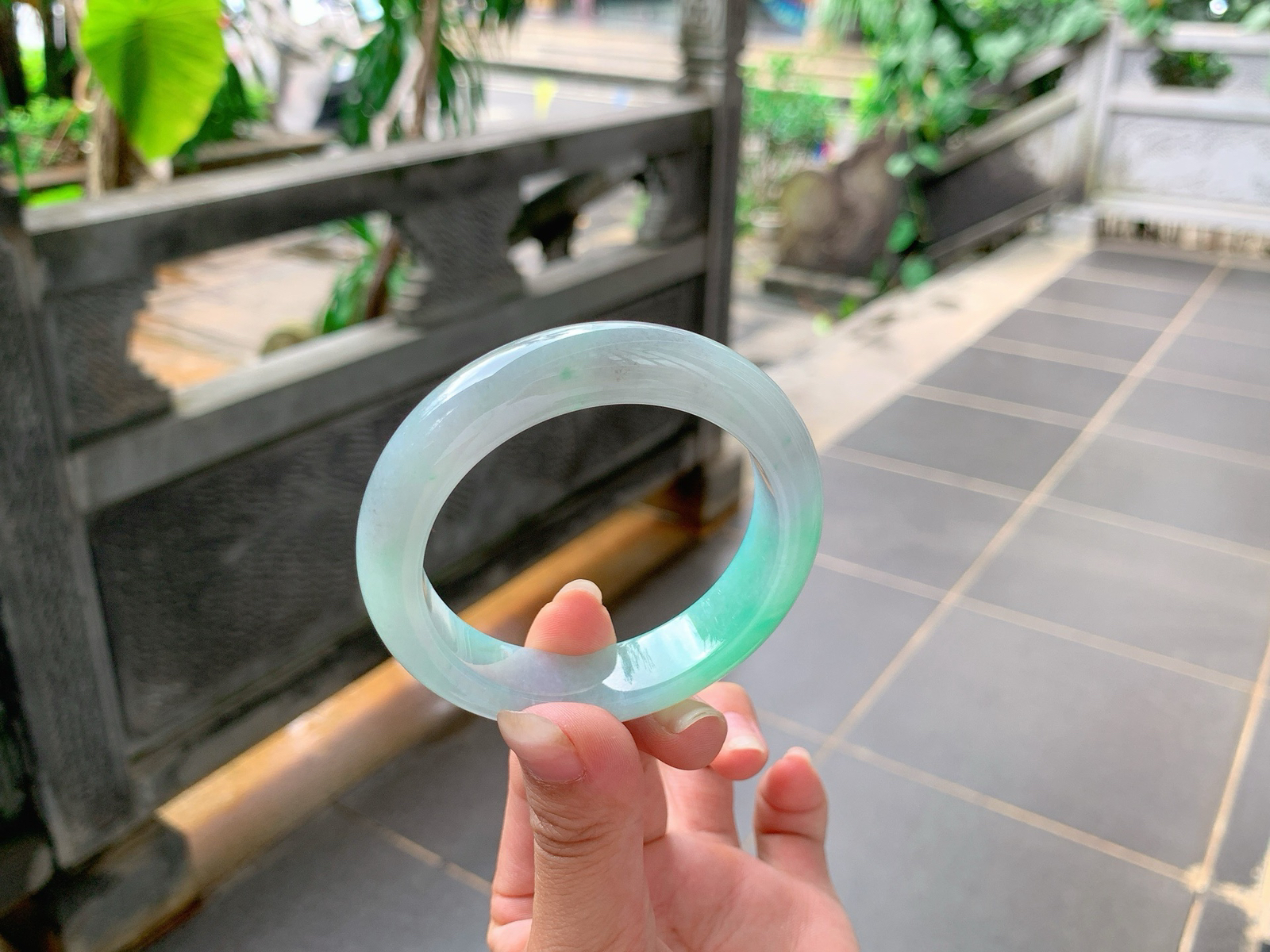 ｜53圈口
白底青，一截辣辣的色，底妆飘点乌鸡，形成一幅带有色彩的山水画卷