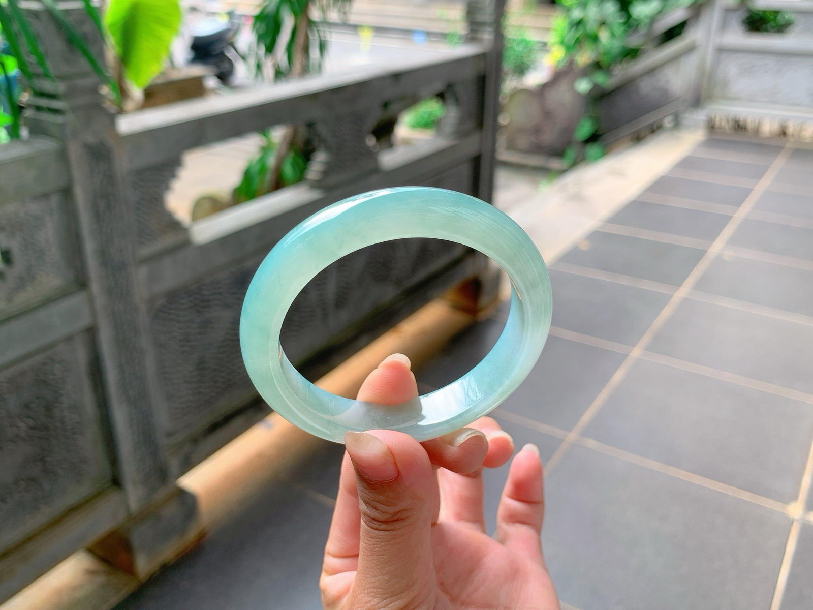 ｜54圈口
冰绿晴底，整体冰润胶透，色泽清甜入心，很青春的色系，