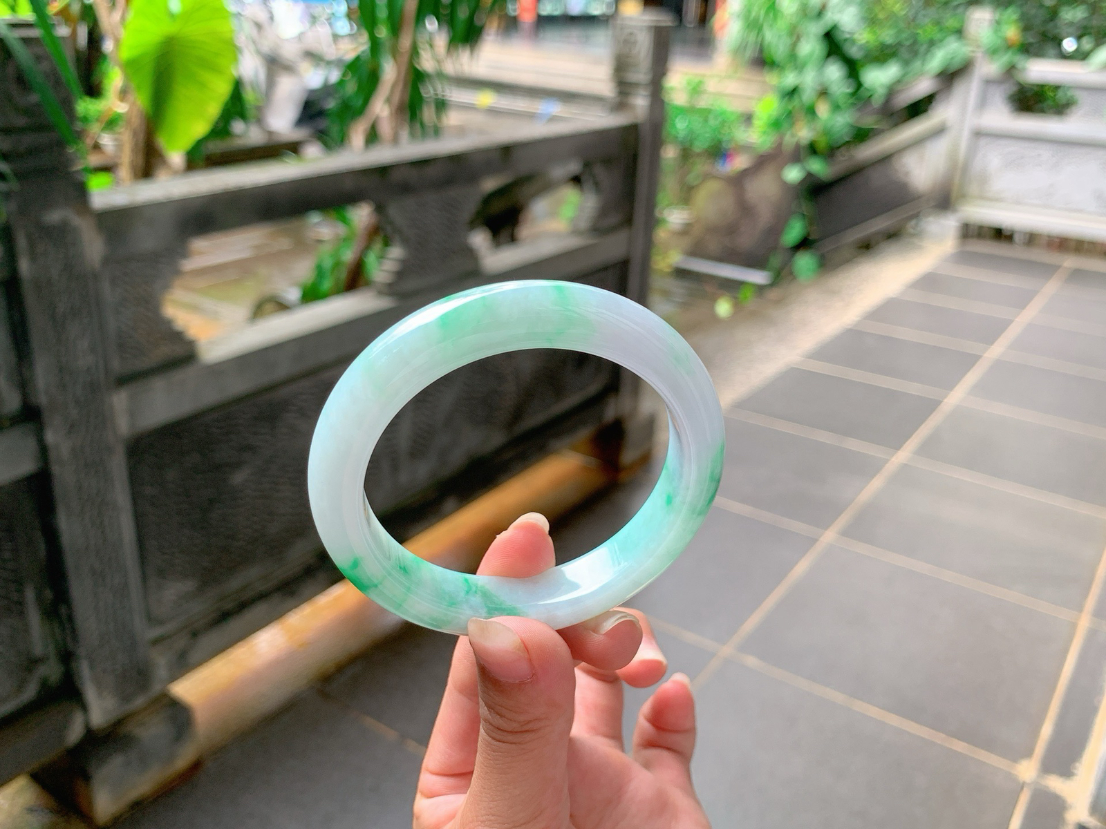 ｜57圈口
白底青，飘阳绿花，鲜艳抢眼，底妆白润细腻，秀气十足，