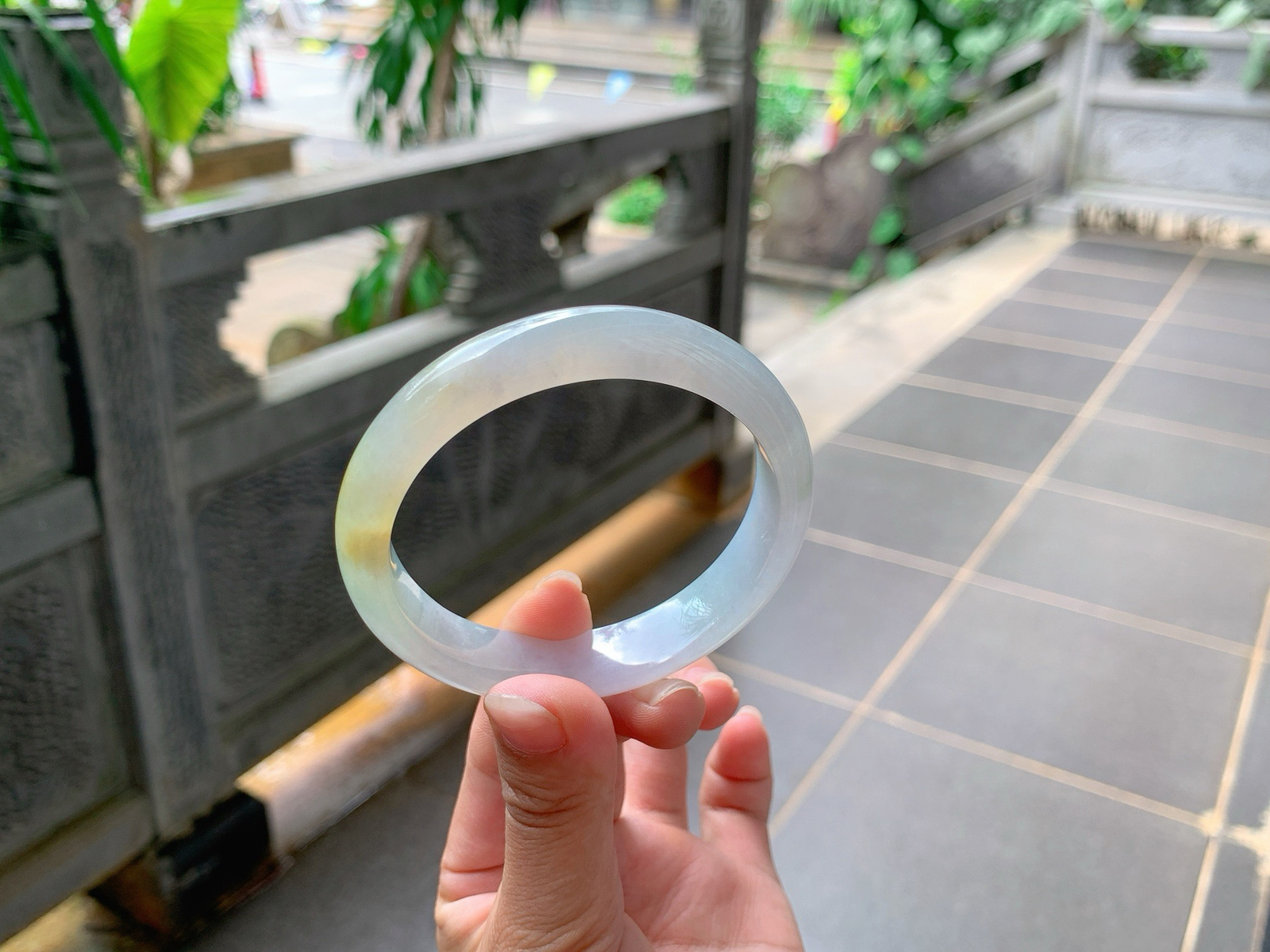 ｜57圈口
冰飘黄翡，底妆透亮，底妆淡淡的春色，像糖果的色系一样，