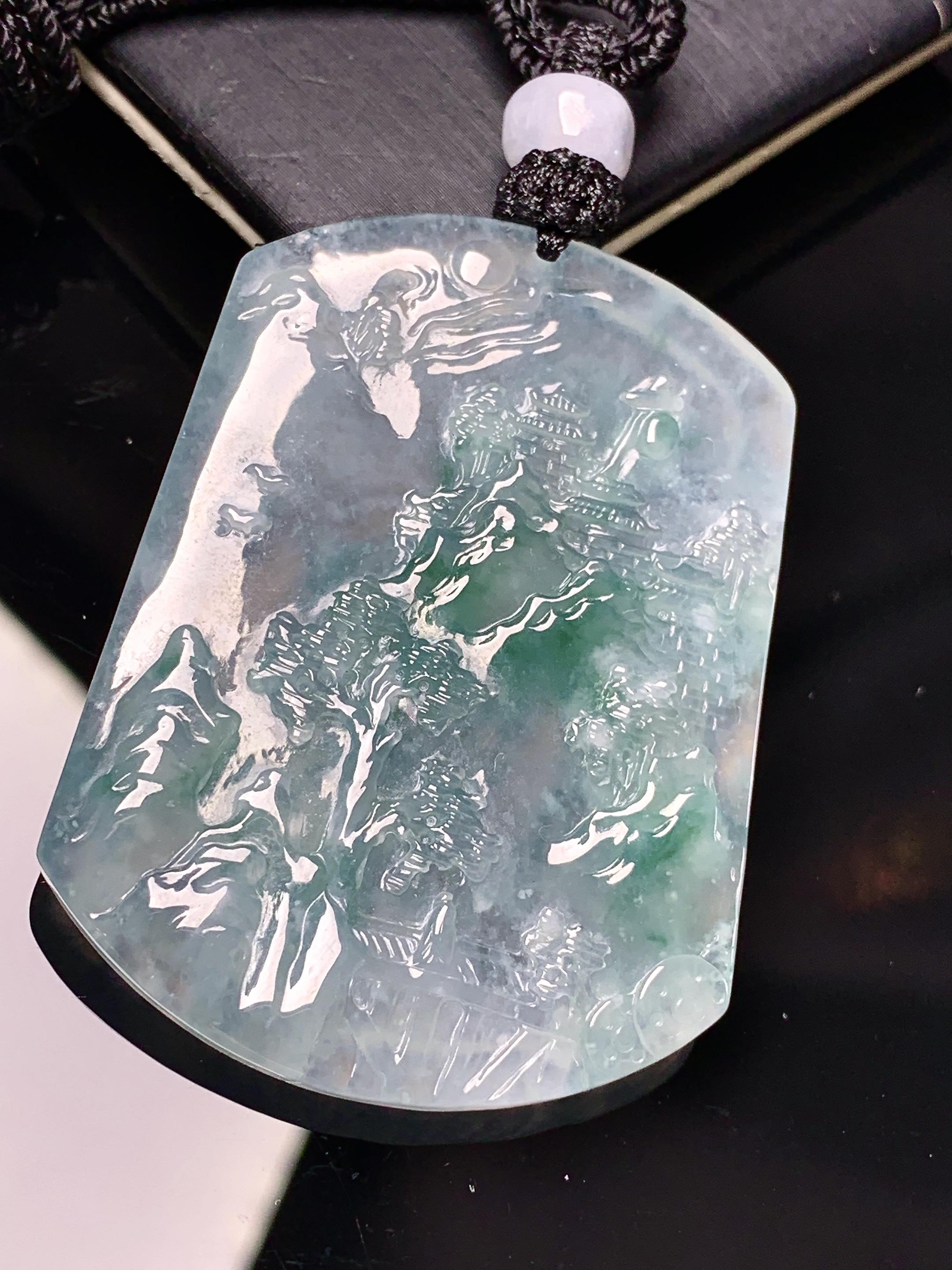 冰种飘绿山水牌子吊坠 玉质细腻 色泽艳丽清新 整体尺寸47.8*35.8*4.8 a2