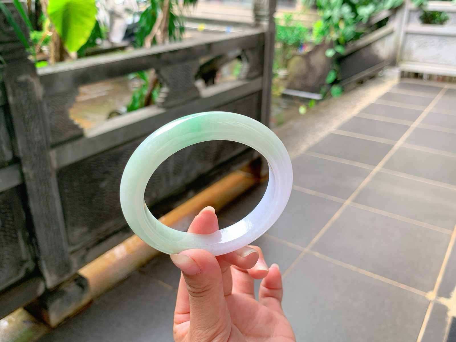 ｜58圈口
春彩，飘绿花，底妆特别的细腻，温温润润的，娇艳不夺目，