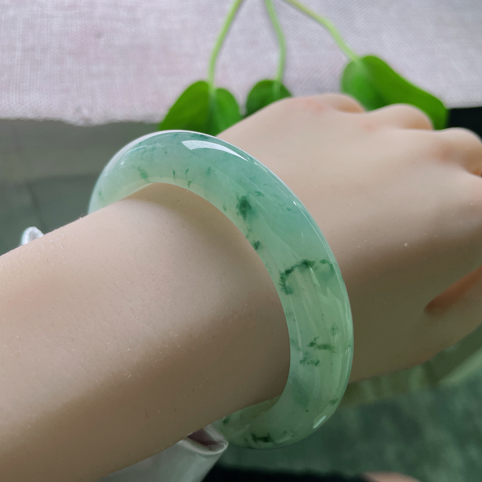 55.6/12/9.6飘花正圈，方寸之间，见山见水，见烟云飘花。ss52992a