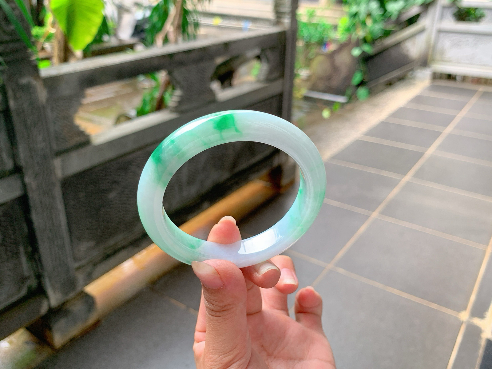 ｜57圈口
白底青，飘阳绿花，鲜艳抢眼，底妆白润细腻，秀气十足，