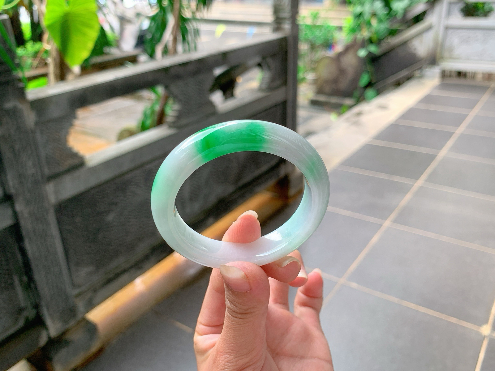 ｜51圈口
白底青，飘阳绿花，色彩浓郁鲜艳，精致小巧，底妆细腻自然，