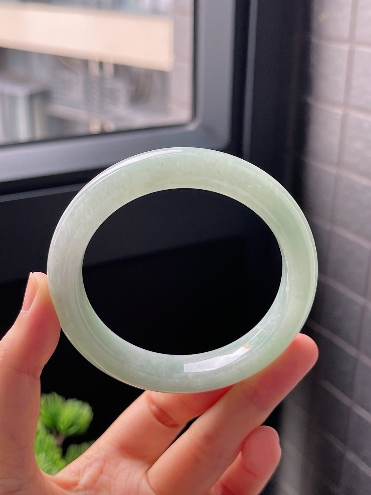圈口56.5，细糯果绿色正圈翡翠手镯