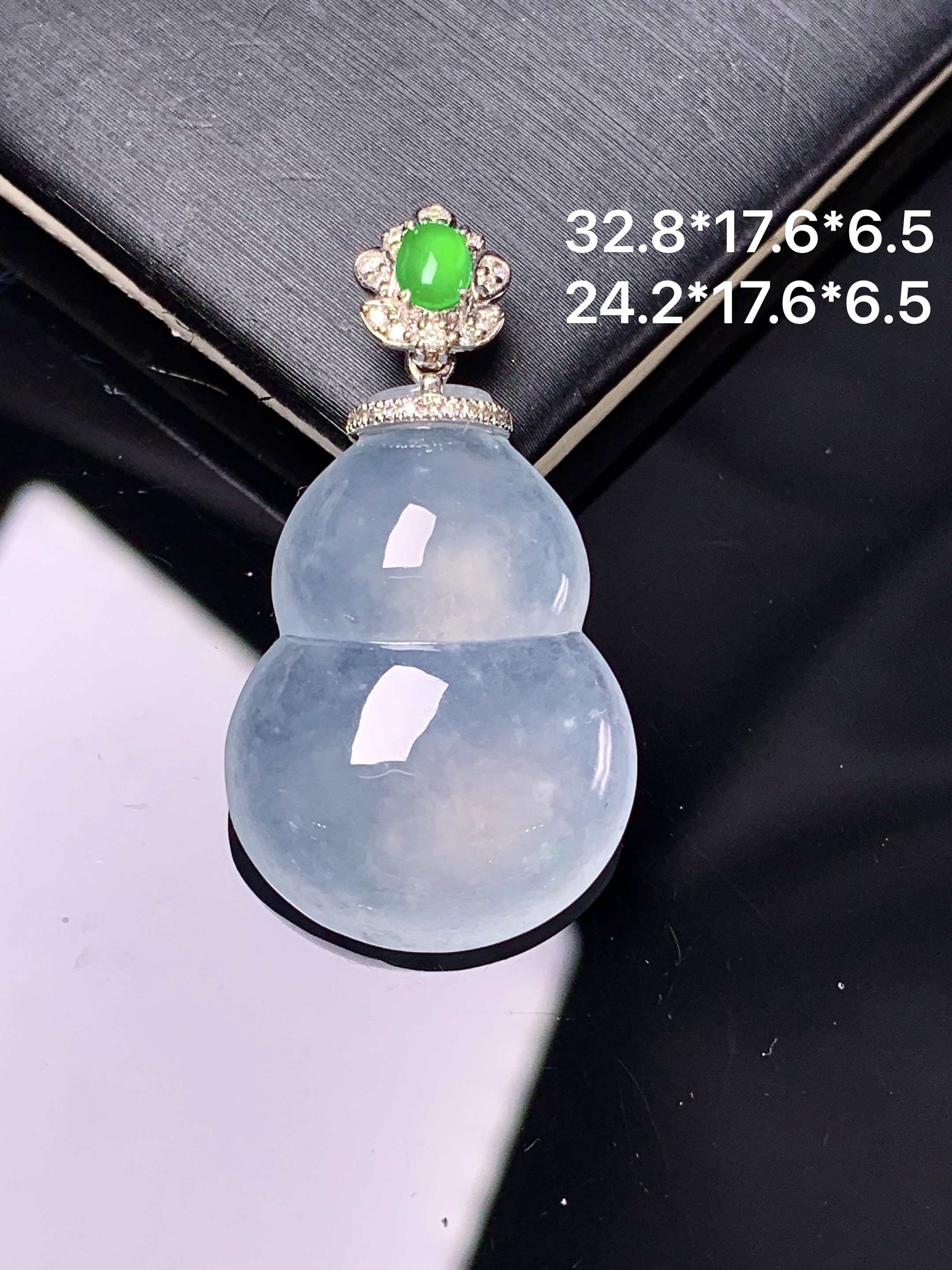 18k金钻镶嵌冰种葫芦吊坠 玉质细腻 色泽艳丽清新 整体尺寸32.8*17.6*6.5 a4