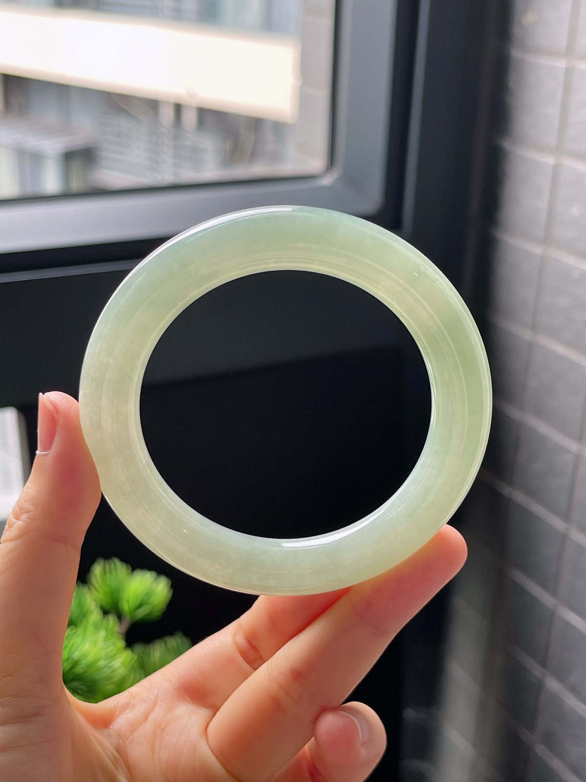圈口55，冰糯果绿色圆条翡翠手镯
