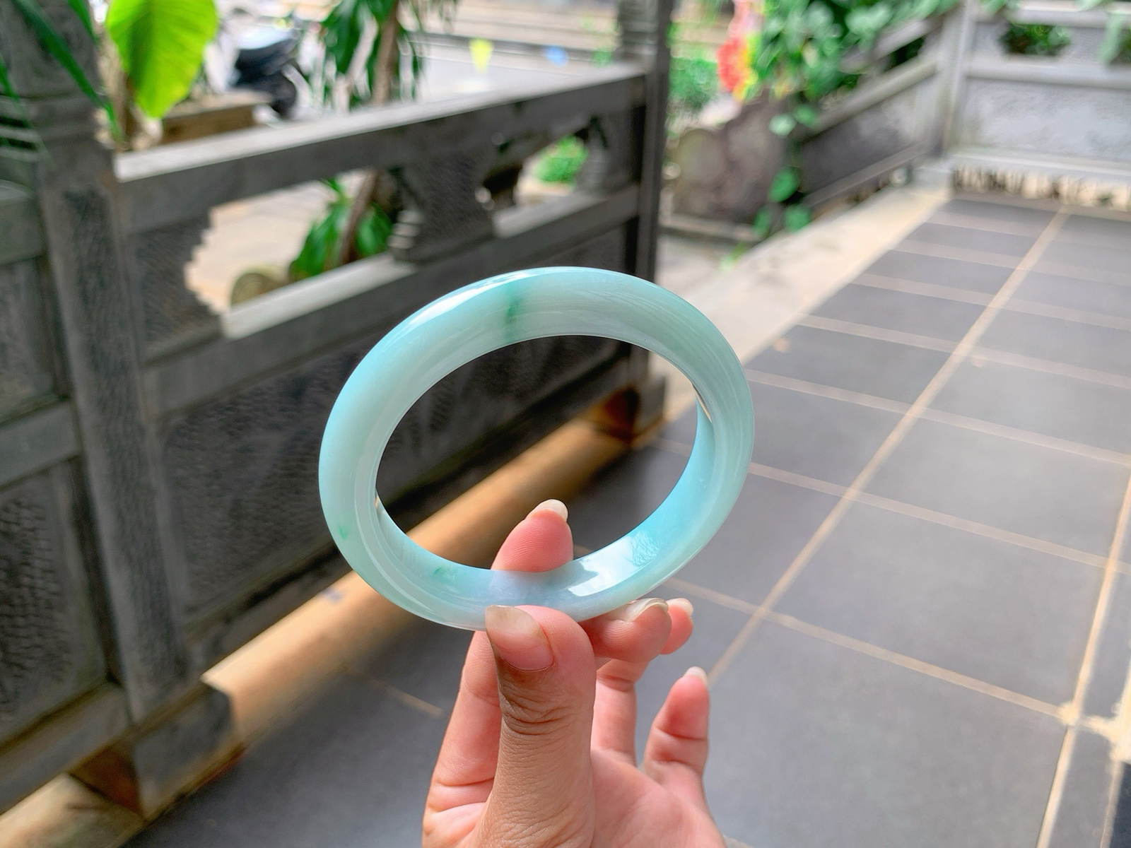 ｜59圈口
蓝底飘花，一抹绿花如竹叶一般青翠飘落，肉质细腻，优雅大方