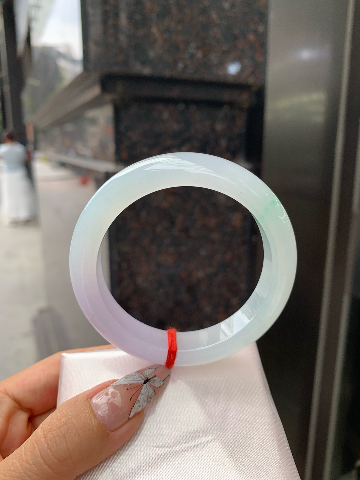 淡春彩正圈
56.1-8.9-12.2
0328-563-256
打灯细纹，不影响，底妆细腻，半圈冰晴色碰上半圈冰紫色，像是融化了的春天，所有的美好交织在一起，让人心生宁静而淡淡的欢喜。