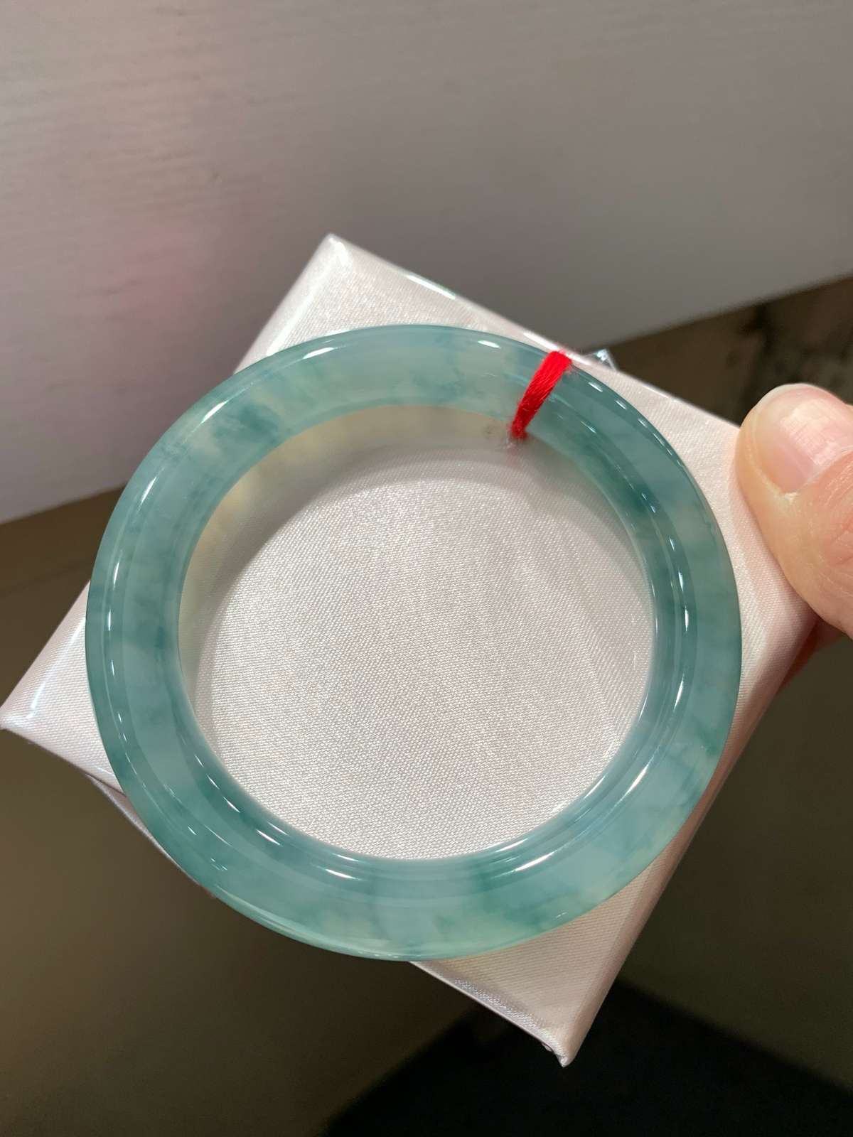 尺寸54.6/10.3，冰蓝圆条手镯
水润冰透 种老肉细