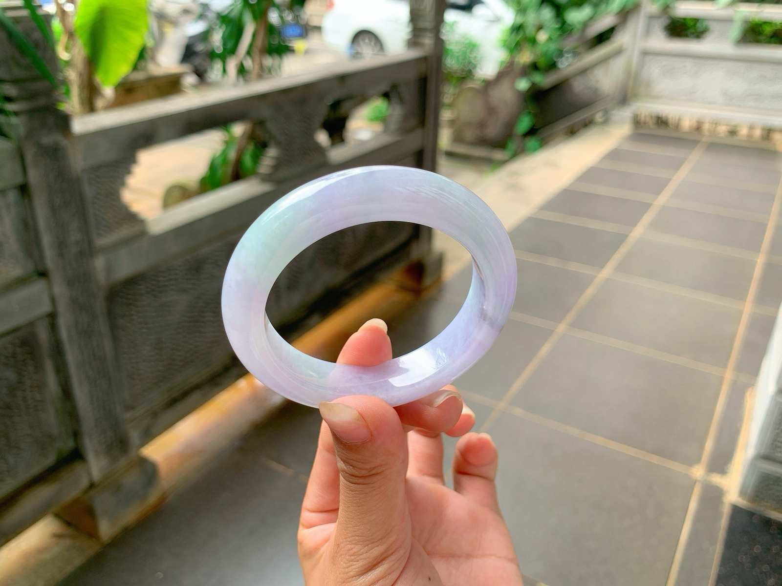 ｜53圈口
春彩手镯，仙仙粉粉的，色彩娇嫩明亮，像一条飘舞的裙摆，