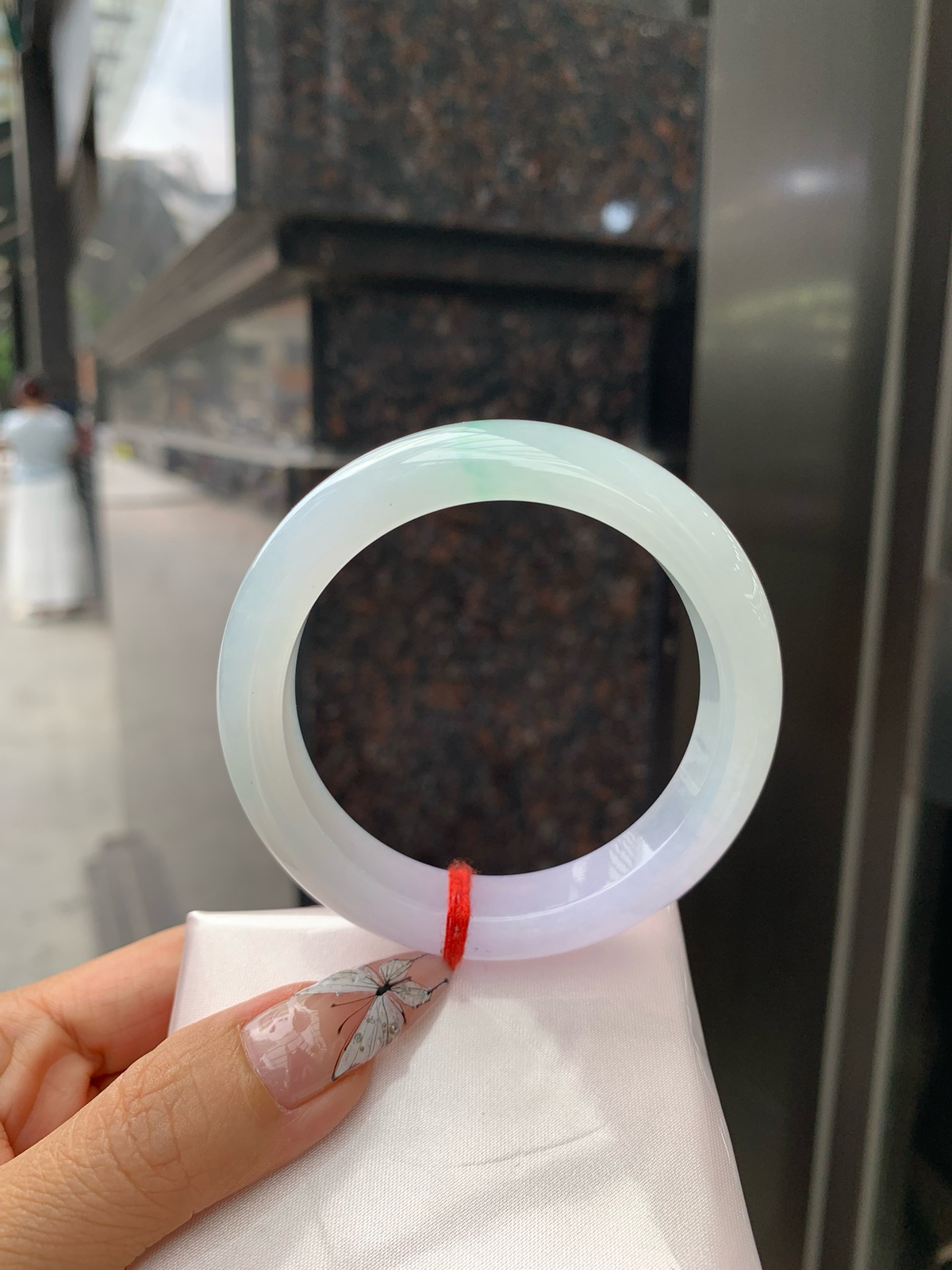 淡春彩正圈
56.1-8.9-12.2
0328-563-256
打灯细纹，不影响，底妆细腻，半圈冰晴色碰上半圈冰紫色，像是融化了的春天，所有的美好交织在一起，让人心生宁静而淡淡的欢喜。