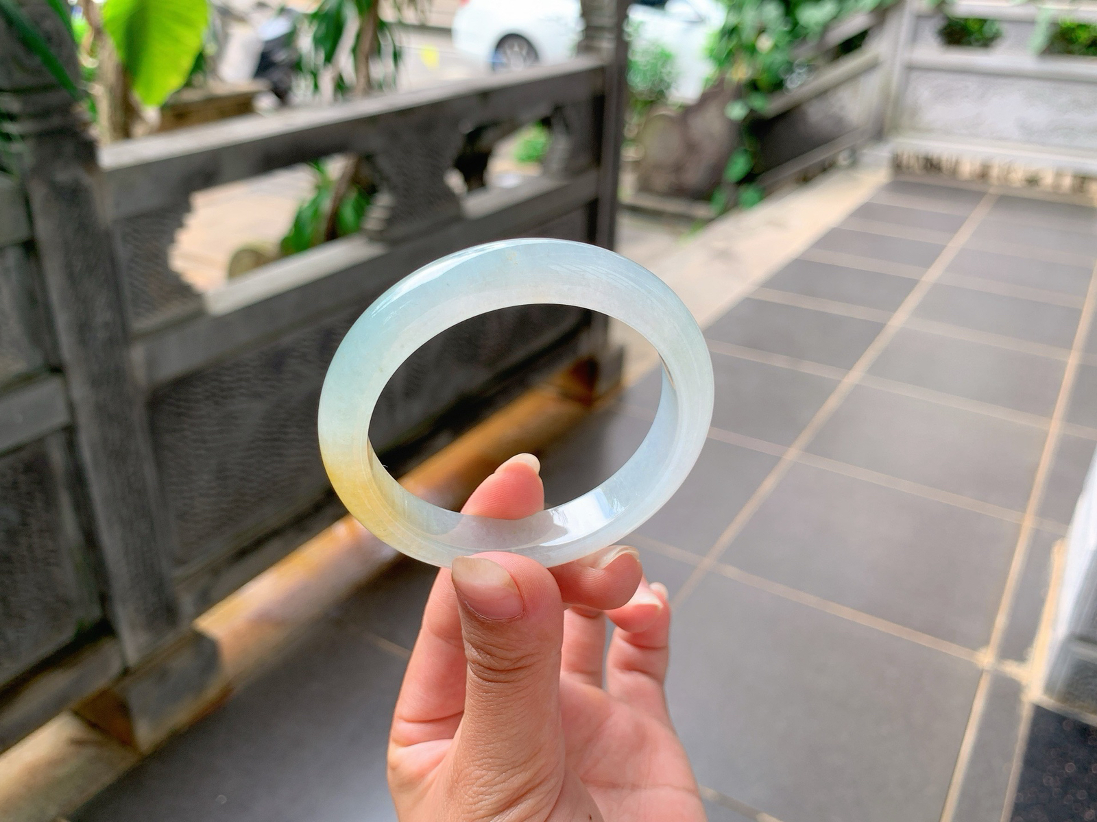 ｜52圈口
冰飘黄翡，一截柠檬黄金灿灿的，水汪汪的，特别冰透，小小巧巧的特别精致，