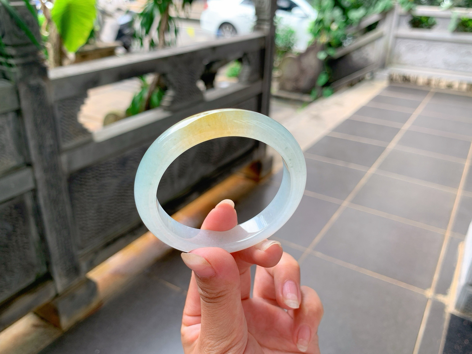 ｜52圈口
冰飘黄翡，一截柠檬黄金灿灿的，水汪汪的，特别冰透，小小巧巧的特别精致，