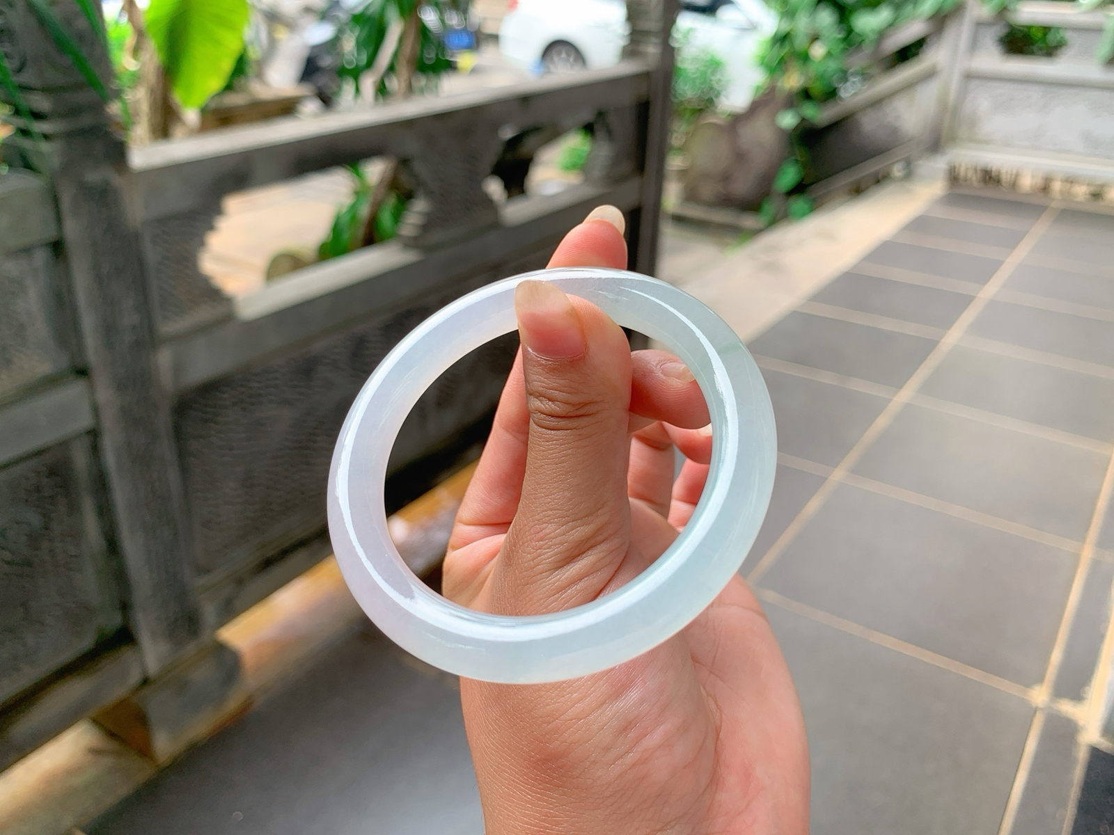 ⏳｜54圈口
冰福镯，条粗:8.6，淡淡的晴绿底色，飘一抹若隐若现的绿丝丝花，清雅冰润，