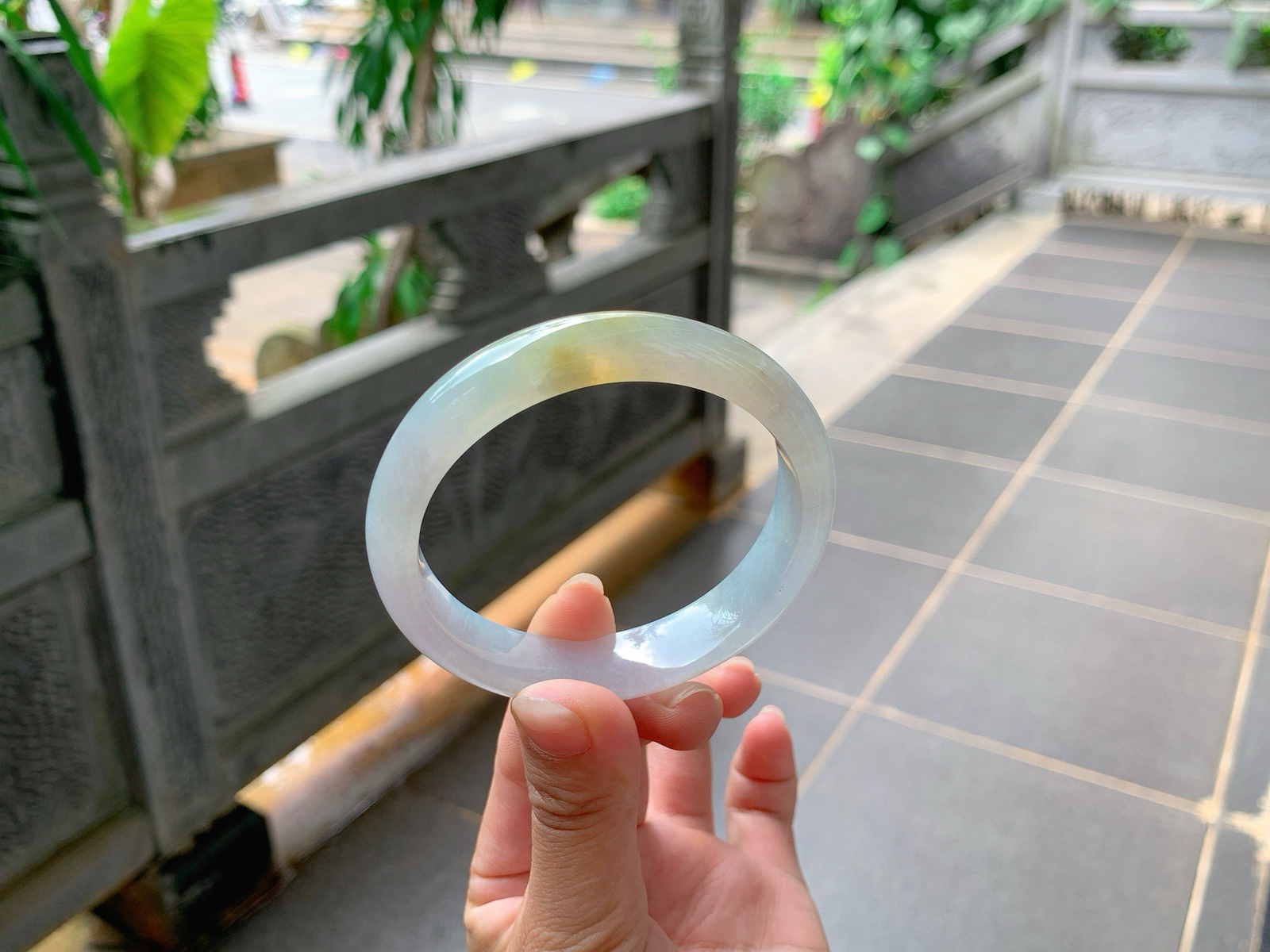 ｜57圈口
冰飘黄翡，底妆透亮，底妆淡淡的春色，像糖果的色系一样，