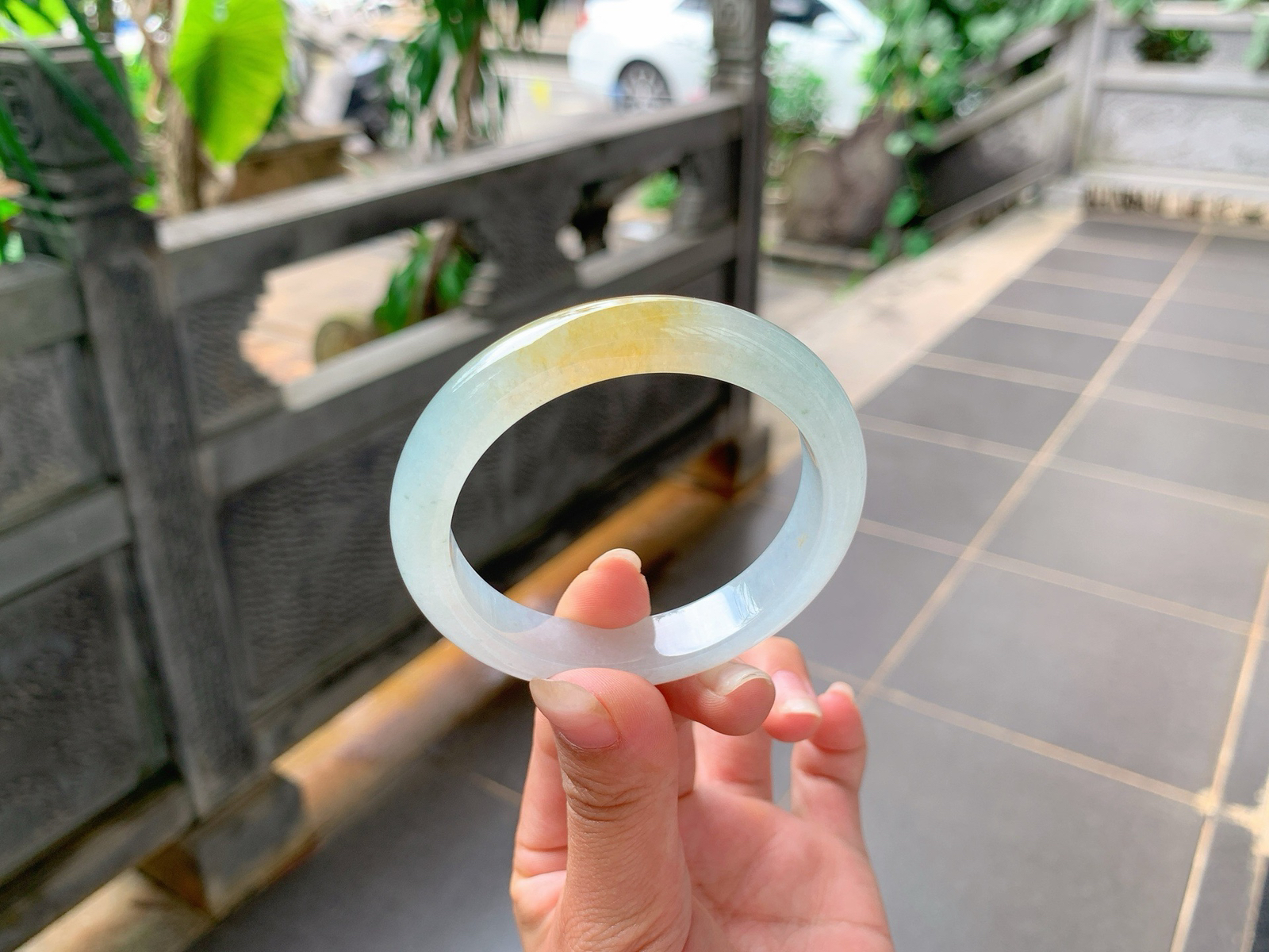 ｜52圈口
冰飘黄翡，一截柠檬黄金灿灿的，水汪汪的，特别冰透，小小巧巧的特别精致，