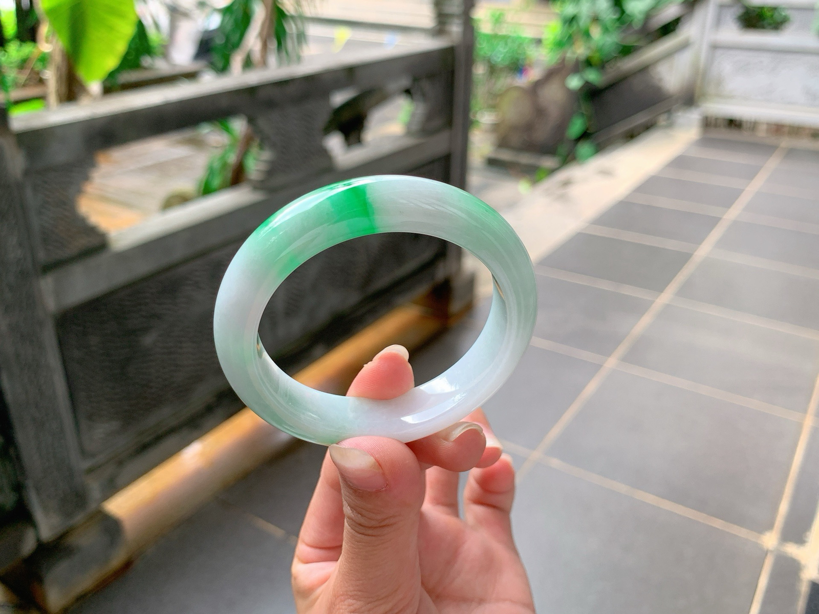 ｜51圈口
白底青，飘阳绿花，色彩浓郁鲜艳，精致小巧，底妆细腻自然，