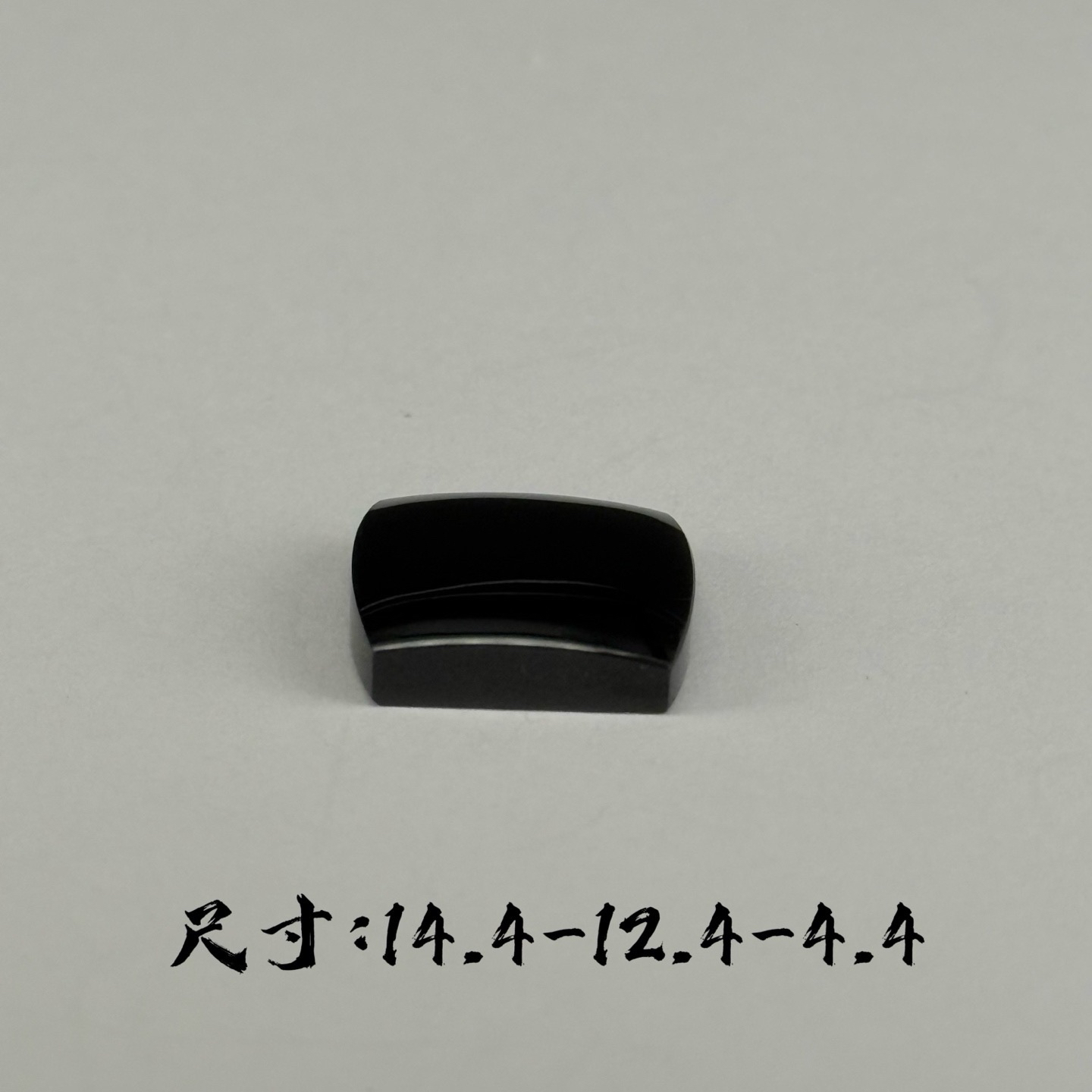 精品墨翠马鞍裸石戒面一枚 种好色正 黑度极好 打灯通透 油性十足 尺寸14.4