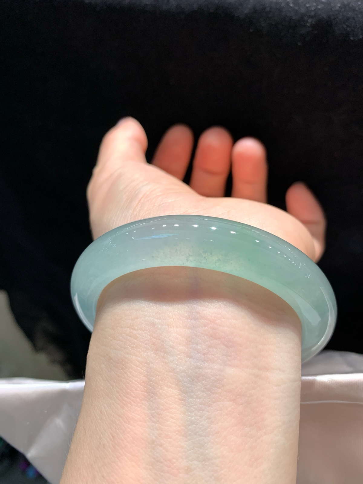 尺寸56.3/11.9/9.1，冰种手镯
水润细腻 清新甜美 冰透