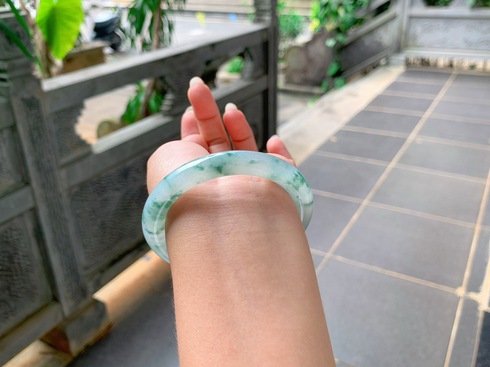 ｜52圈口
冰飘花福镯，条粗:8.9，飘绿花，花色清新飘逸灵动可爱，像一幅画，唯美浪漫