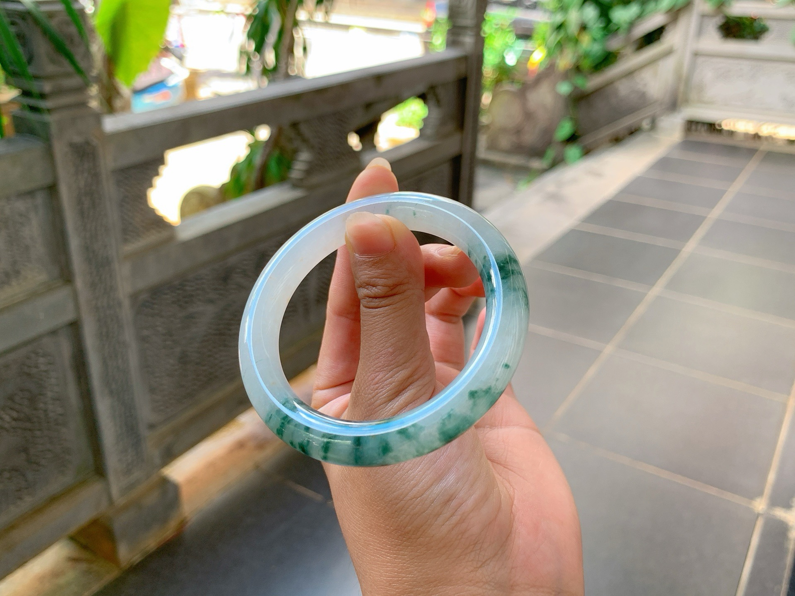 ｜53圈口
冰飘花福镯，条粗:10，飘蓝花，一半一半的，很有意境美感，清润淡雅，
