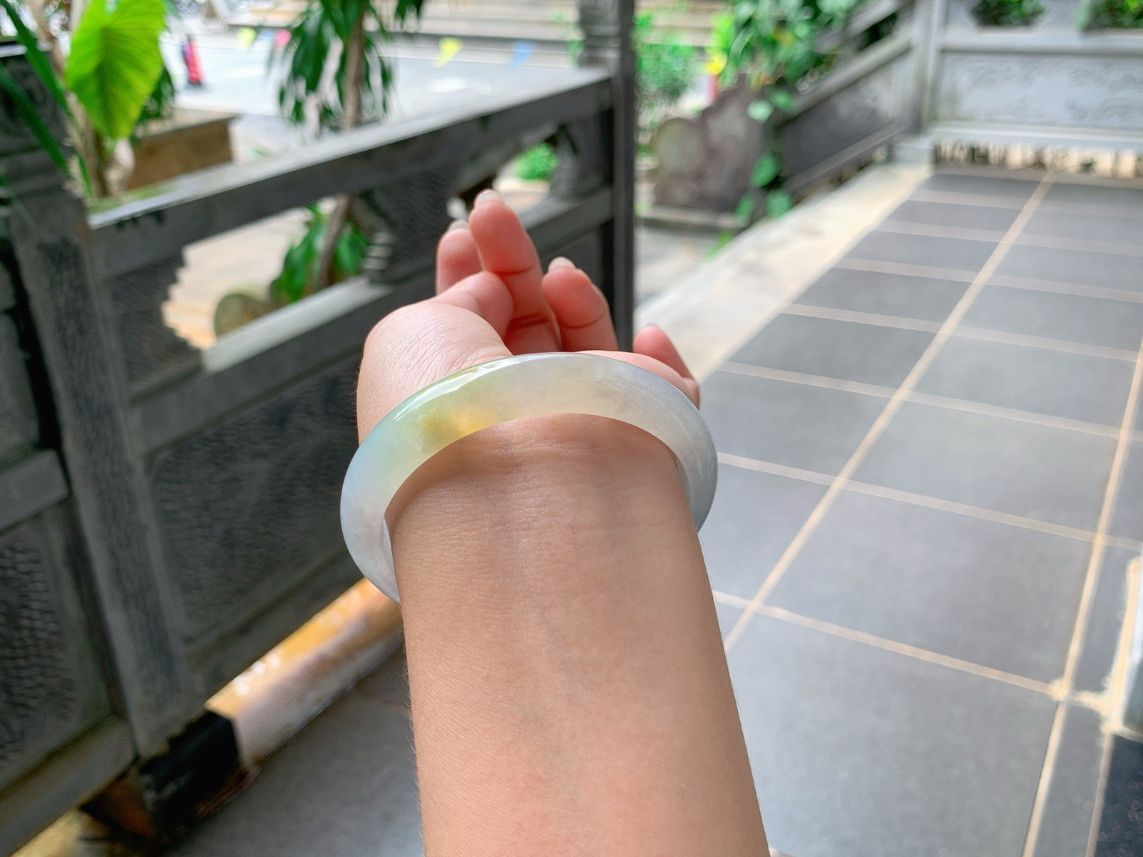 ｜57圈口
冰飘黄翡，底妆透亮，底妆淡淡的春色，像糖果的色系一样，