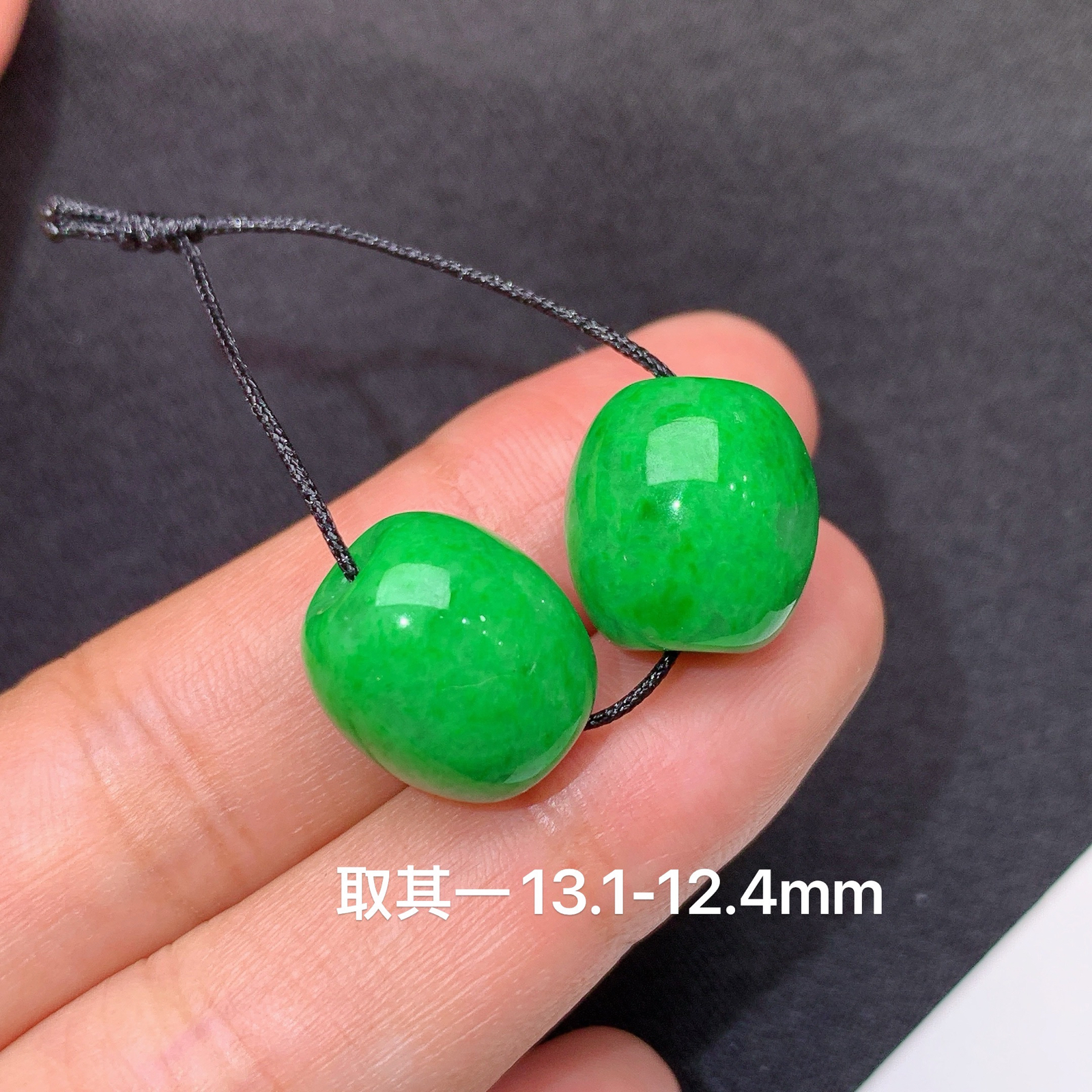阳绿路路通一对，镶嵌佳品，冰润色阳，种水足，Nt 尺寸13.1*12.4