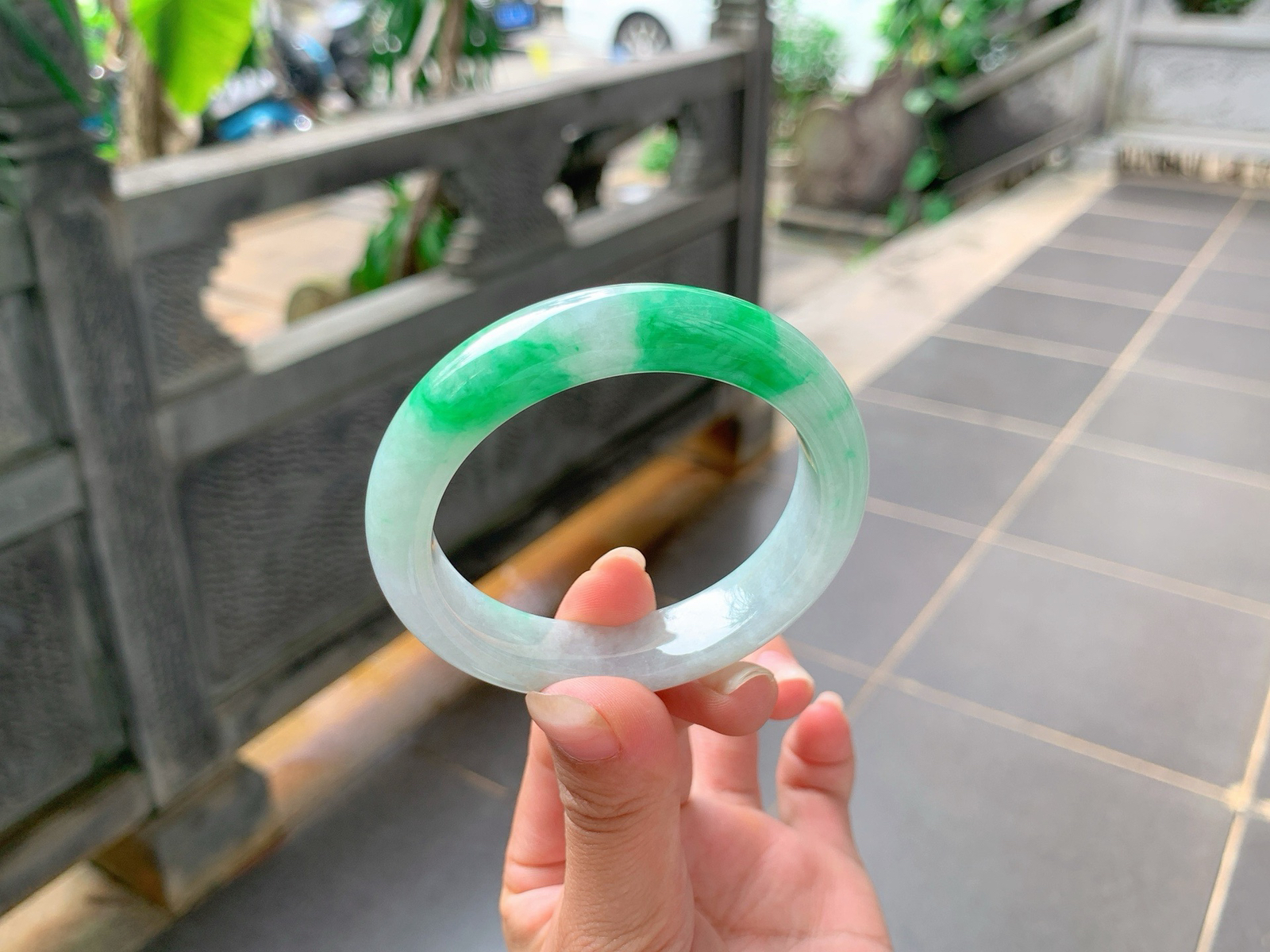 ｜52圈口
白底青，飘阳绿，特别的辣眼，小而精致，满满的贵气感