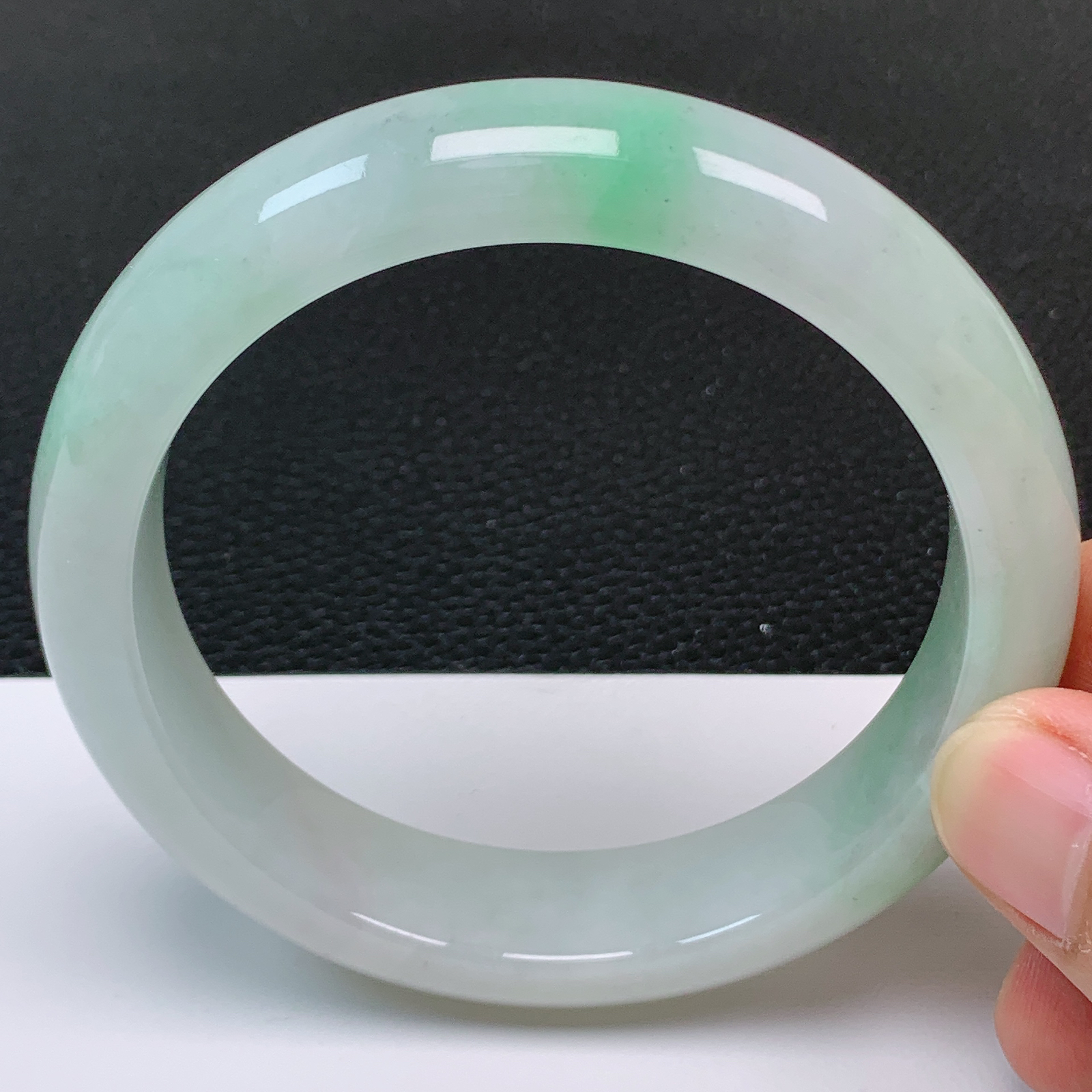 圈口61～62 天然翡翠老坑细腻飘绿正圈手镯 尺寸61.8*15*9.3mm