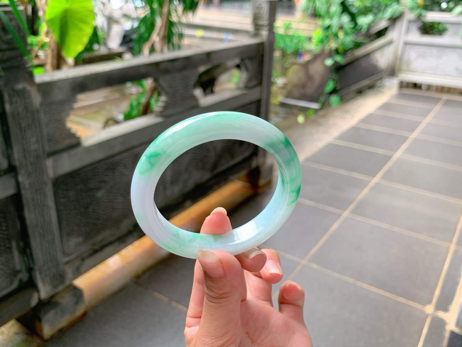 ｜57圈口
白底青，飘阳绿花，鲜艳抢眼，底妆白润细腻，秀气十足，