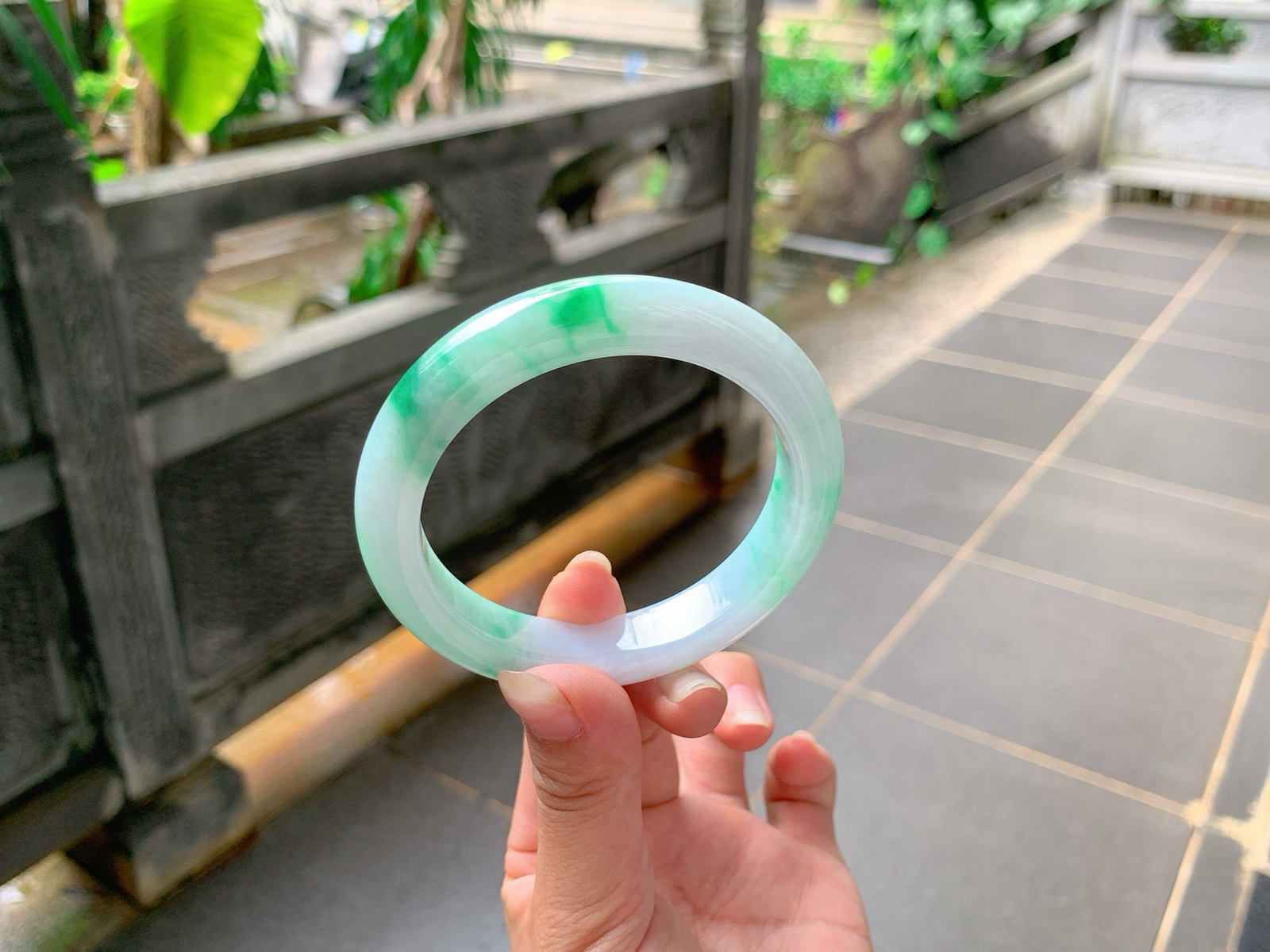 ｜57圈口
白底青，飘阳绿花，鲜艳抢眼，底妆白润细腻，秀气十足，