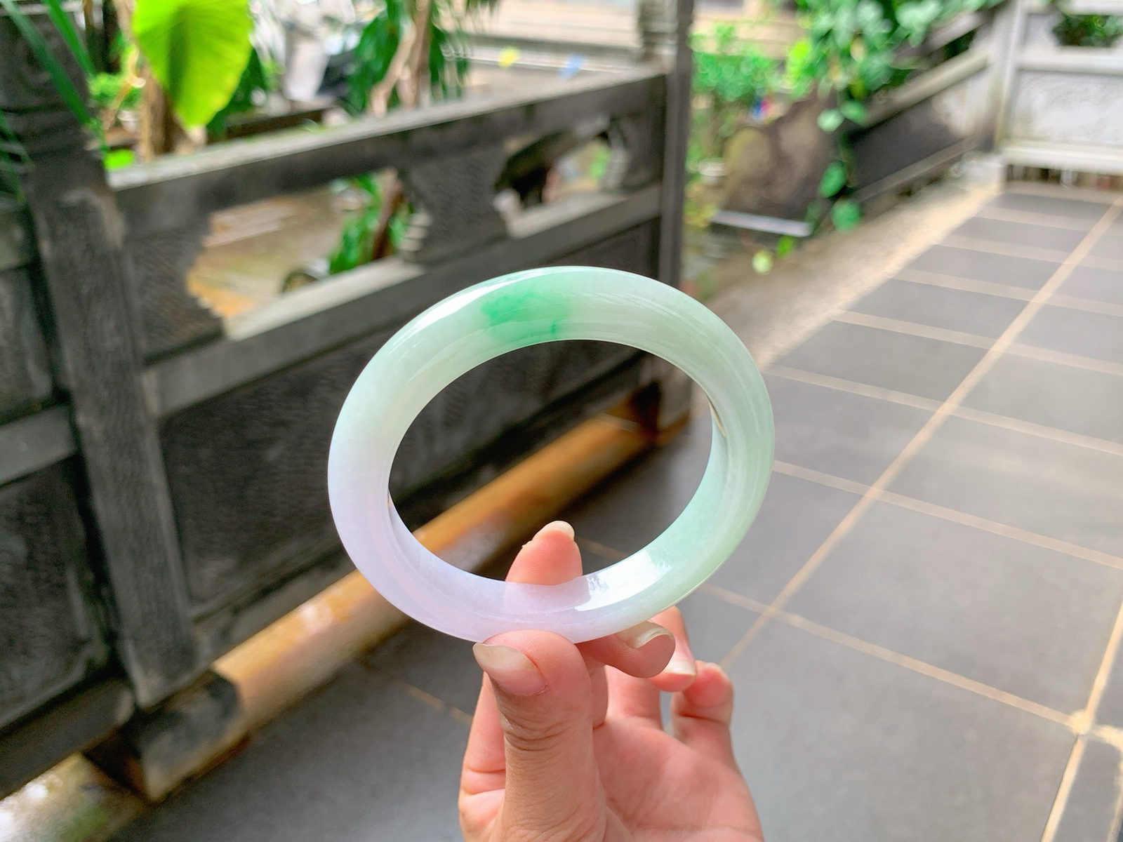 ｜58圈口
春彩，飘绿花，底妆特别的细腻，温温润润的，娇艳不夺目，