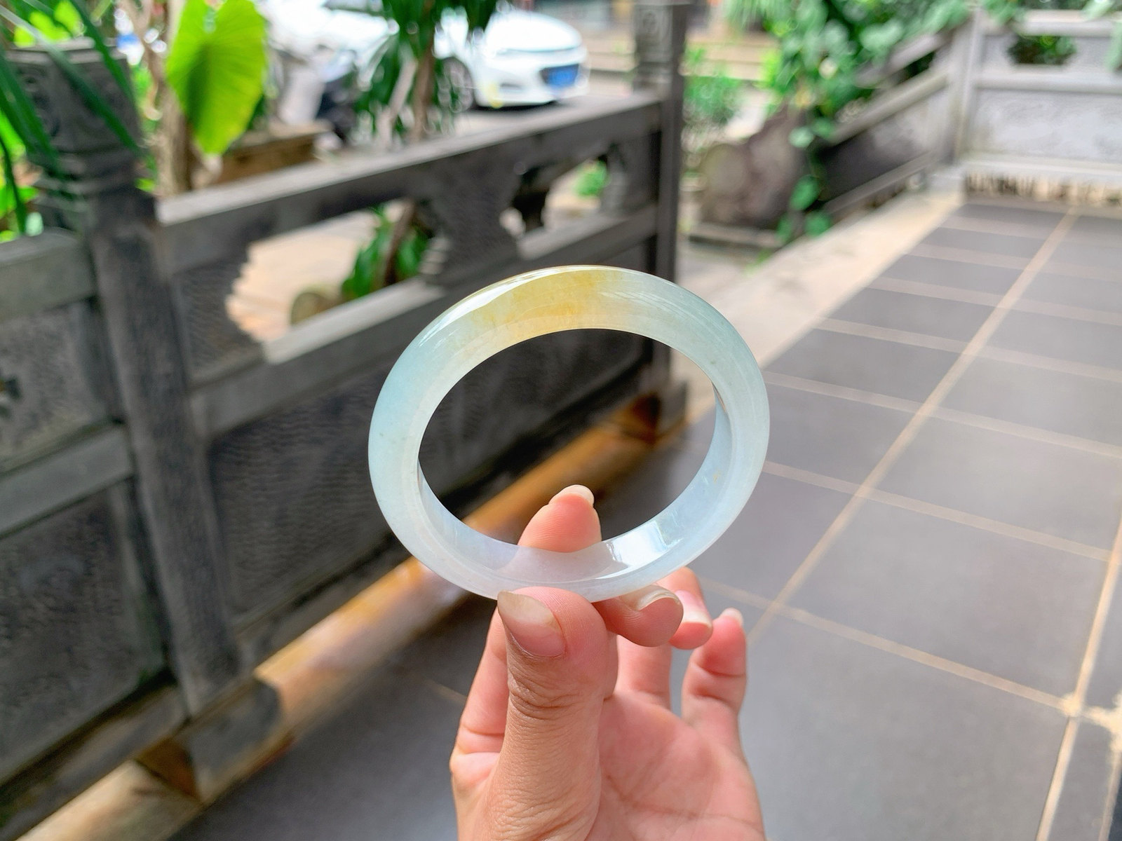 ｜52圈口
冰飘黄翡，一截柠檬黄金灿灿的，水汪汪的，特别冰透，小小巧巧的特别精致，