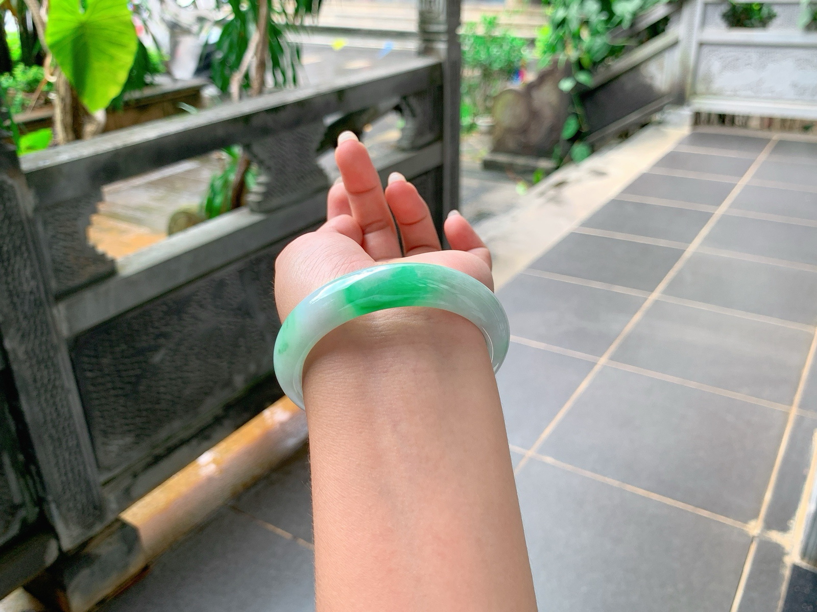 ｜53圈口
白底青，飘阳绿花，底妆白净细腻，色泽鲜艳大气，