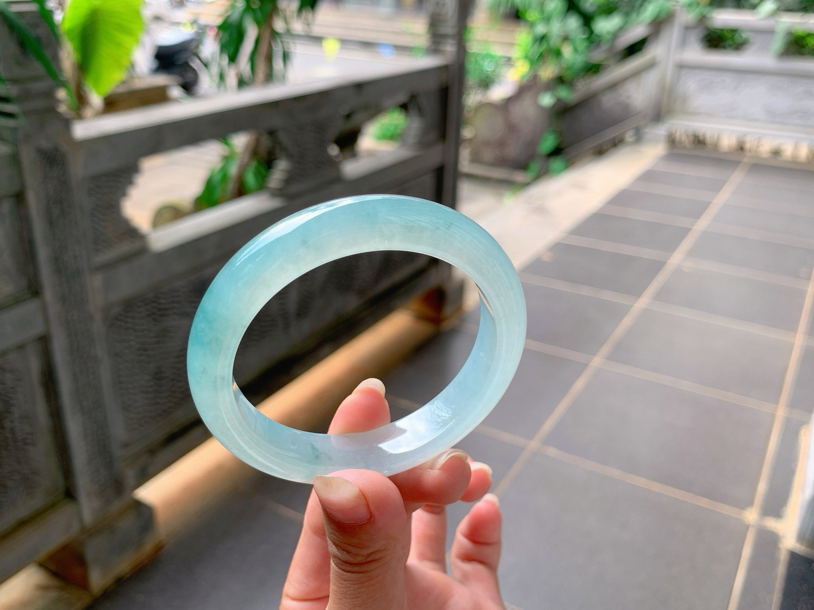 ｜56圈口
冰飘花翡翠手镯，蓝水底，花色像水墨花一般晕开，冰胶感十足