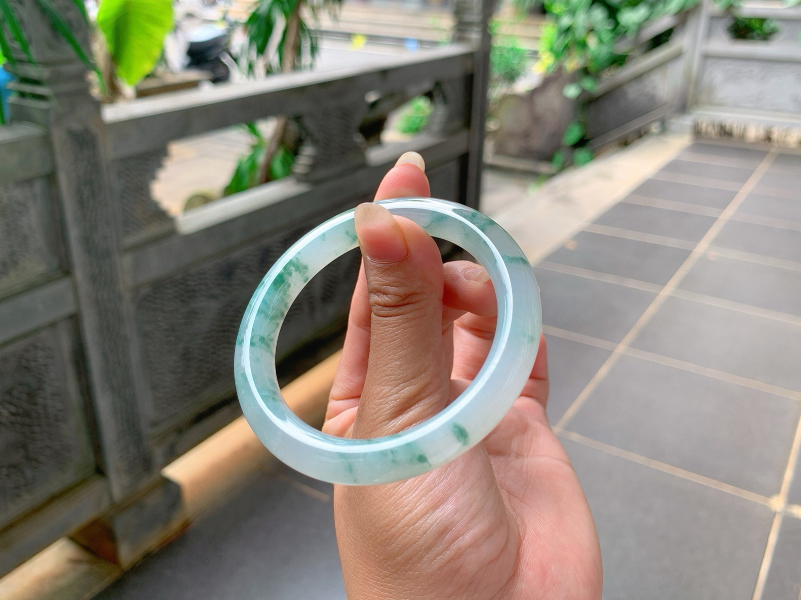｜52圈口
冰飘花福镯，条粗:8.9，飘绿花，花色清新飘逸灵动可爱，像一幅画，唯美浪漫