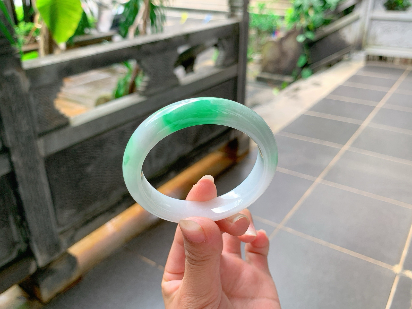 ｜53圈口
白底青，飘阳绿花，底妆白净细腻，色泽鲜艳大气，