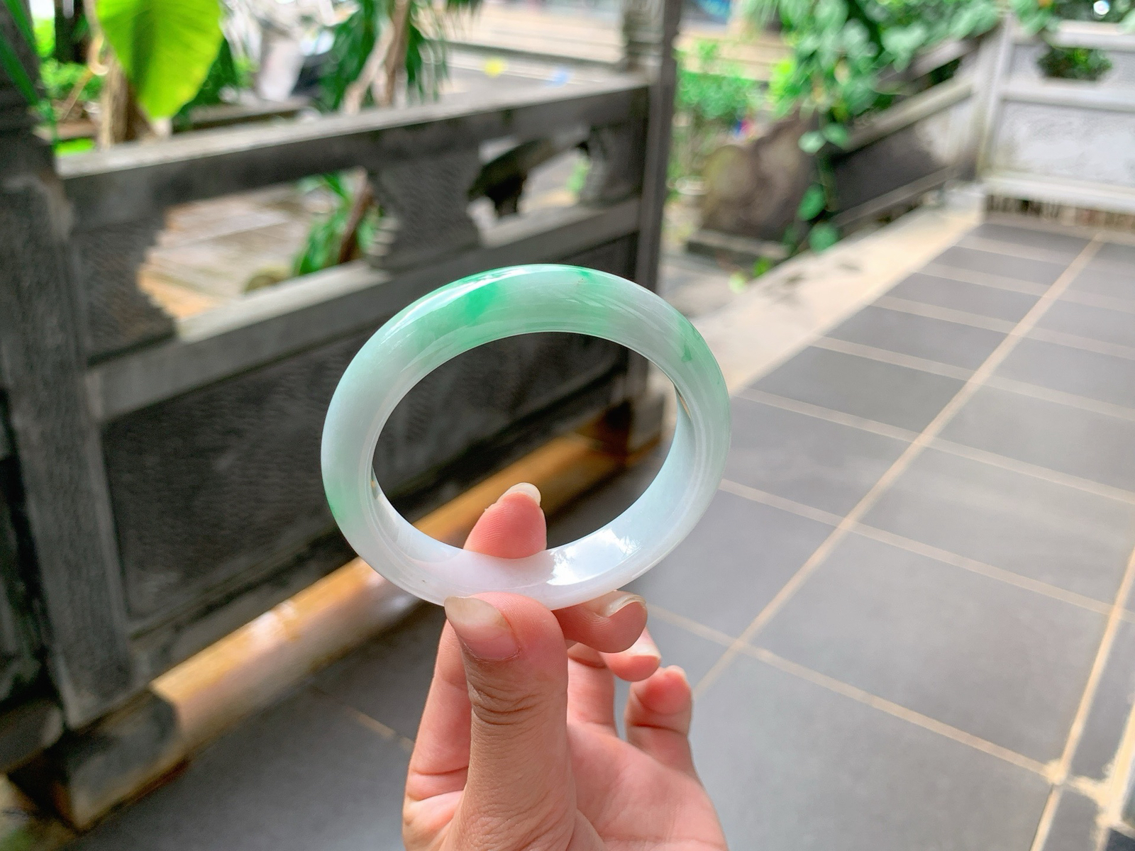 ｜53圈口
白底青，飘阳绿花，底妆白净细腻，色泽鲜艳大气，