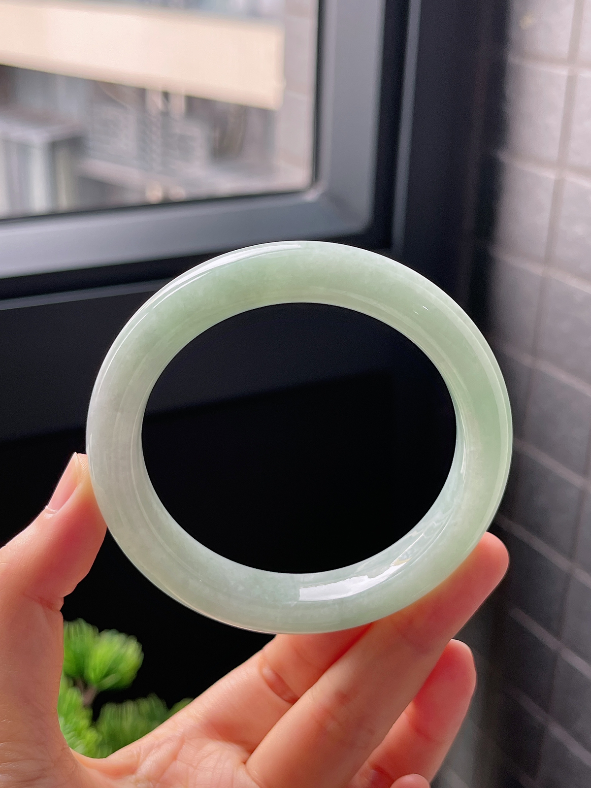 圈口56.5，细糯果绿色正圈翡翠手镯